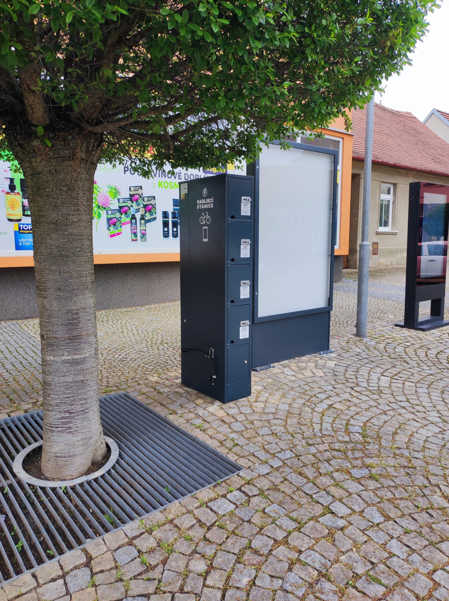 Nabíjecí stanice pro elektrokola a mobilní zařízení foto 2
