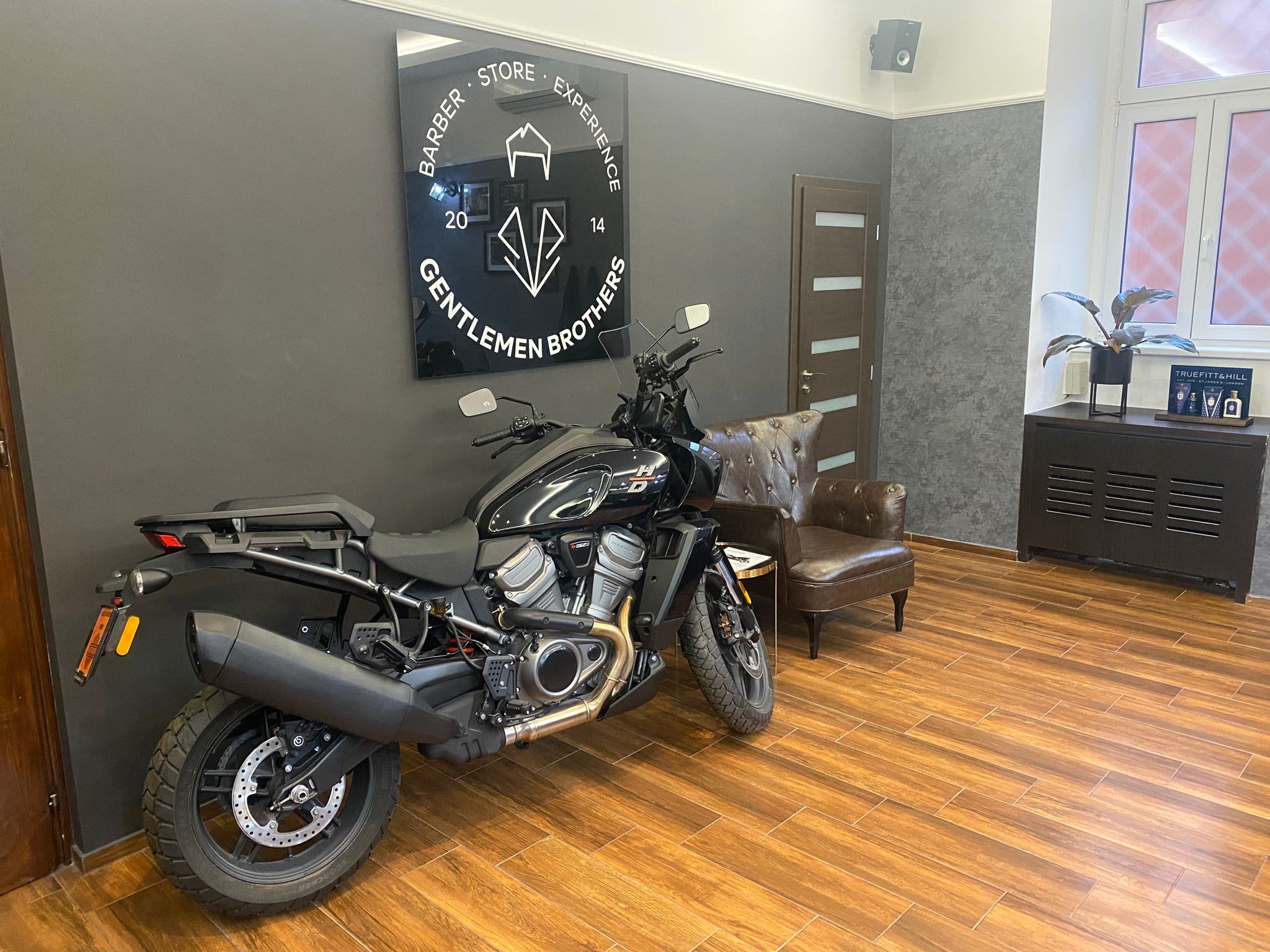 Gentlemen Brothers Barber Shop foto 4