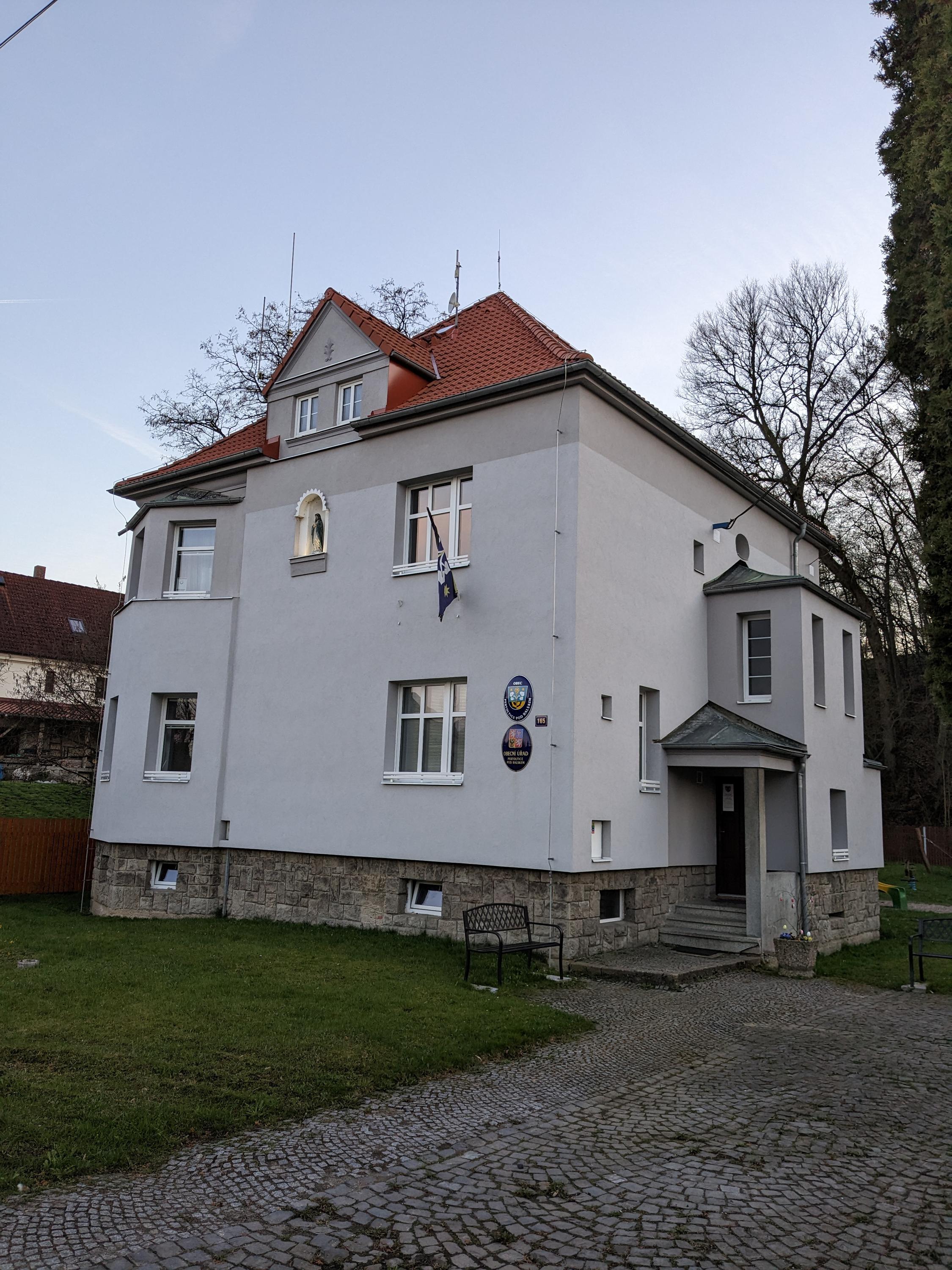 Pertoltice pod Ralskem - obecní úřad foto 2