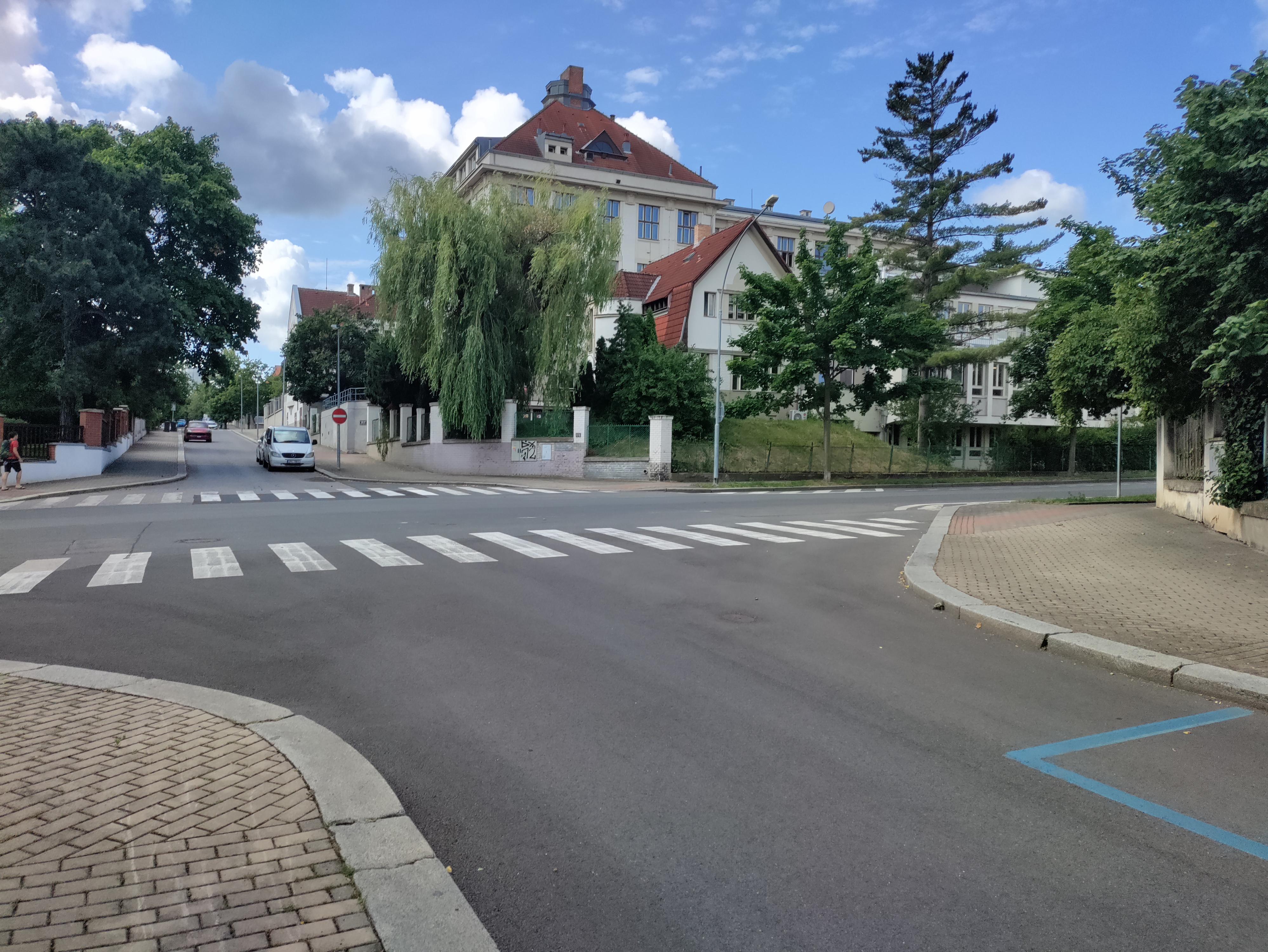 Knihovna Fyzikálního ústavu AV ČR Cukrovarnická foto 6
