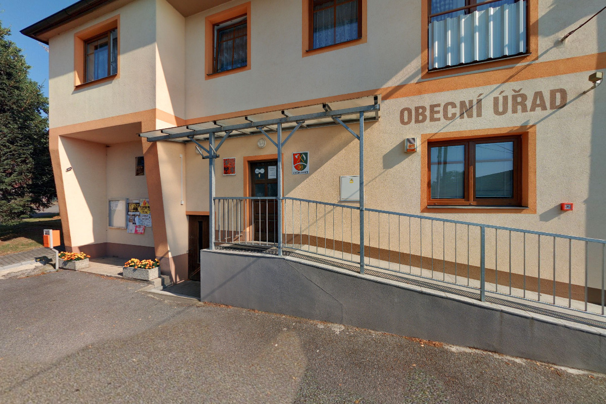 Čečelovice - obecní úřad foto 1