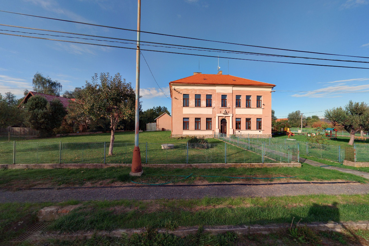Uhlířská Lhota - obecní úřad foto 2