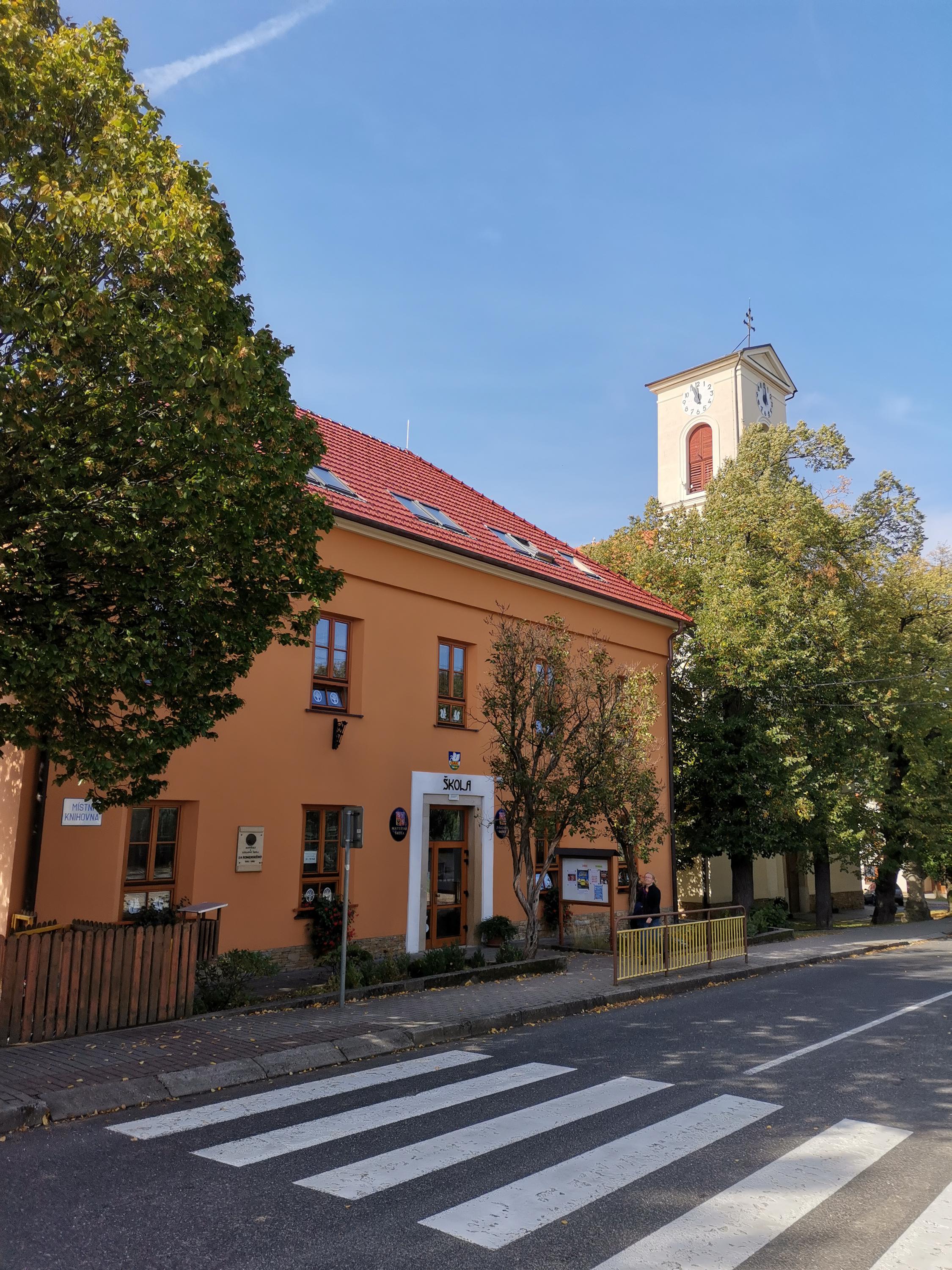 ZŠ a MŠ Jana Amose Komenského, Komňa foto 2