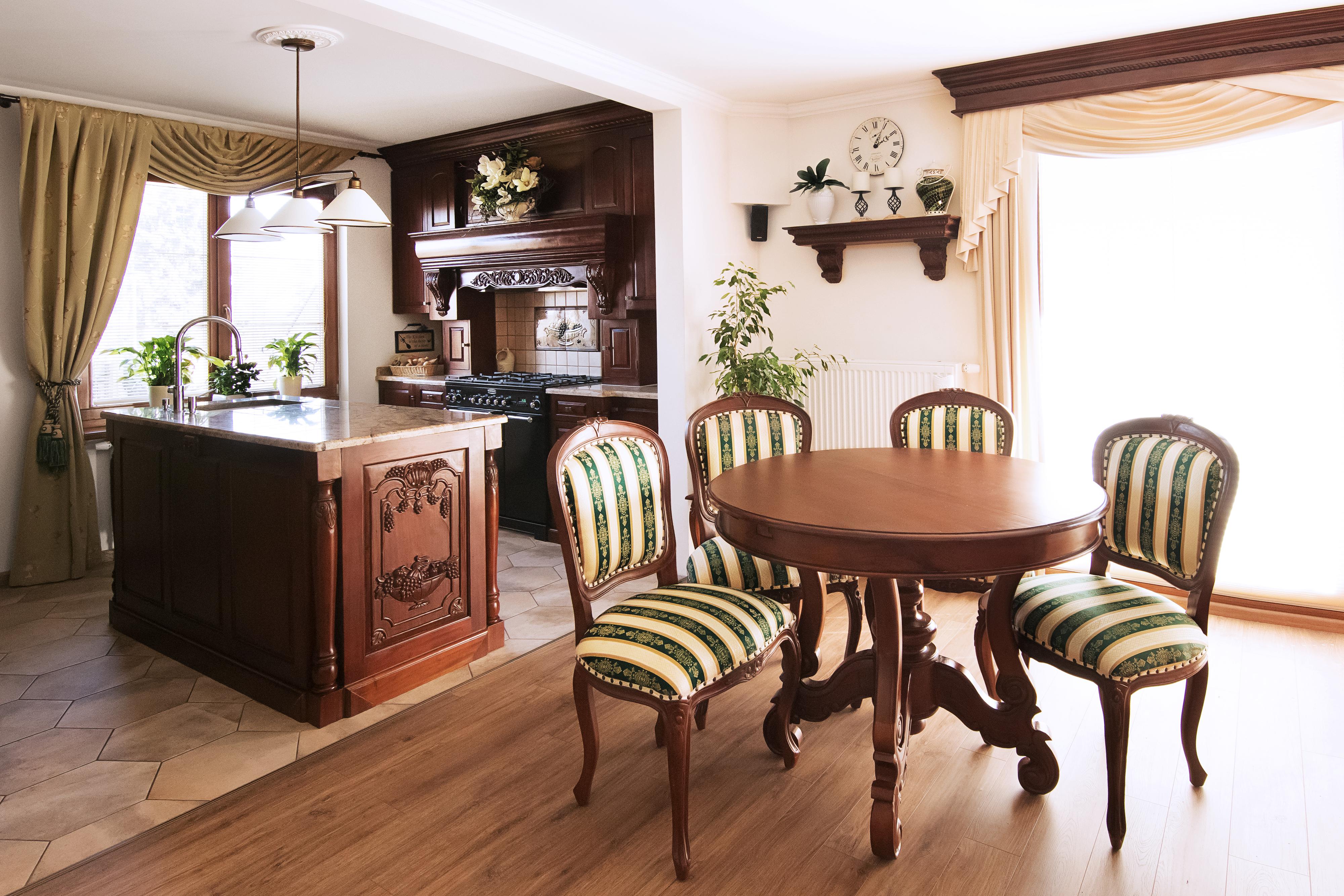 Exkluzivní nábytek z masivního mahagonu na míru