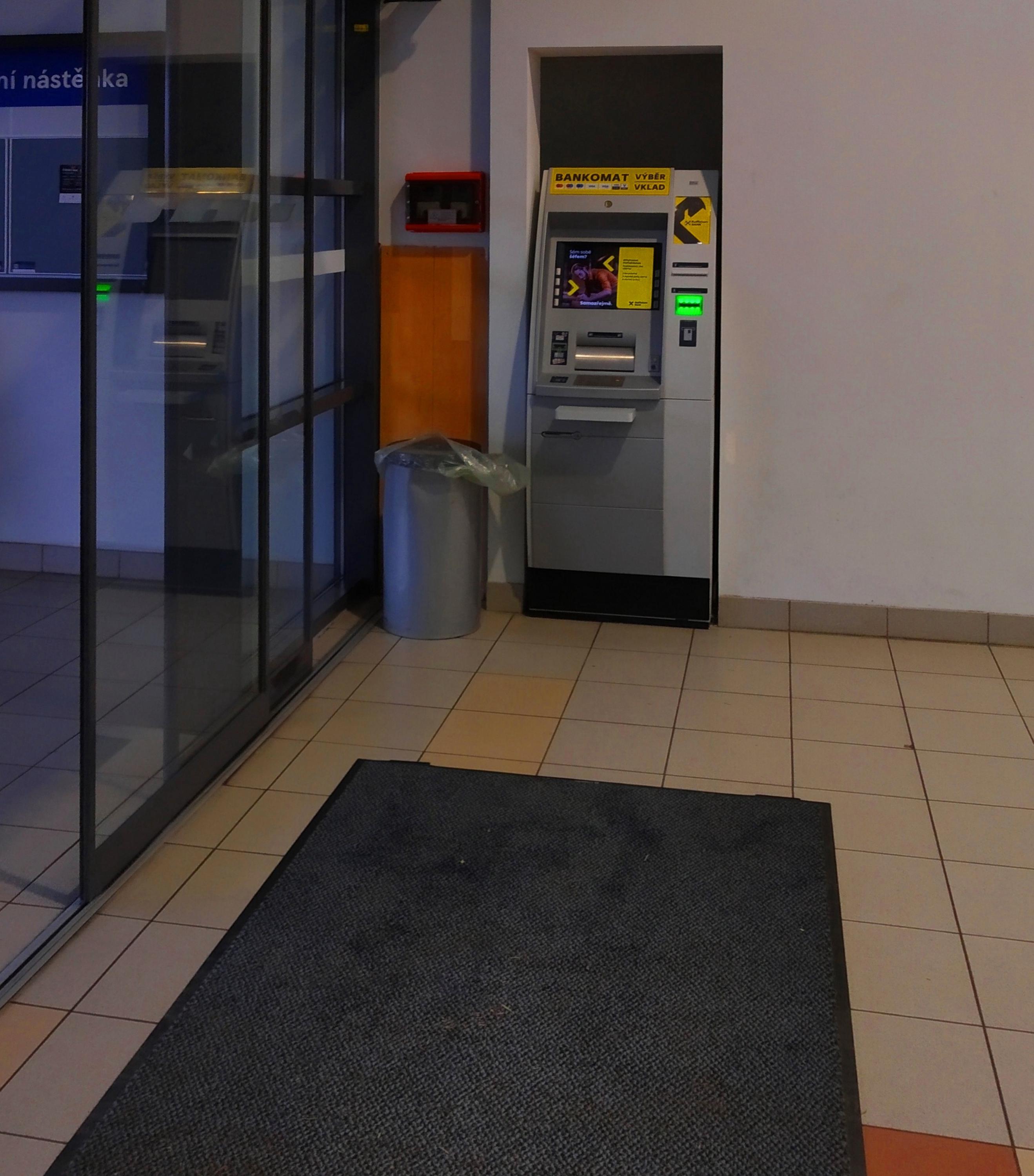 Raiffeisenbank - bankomat foto 2