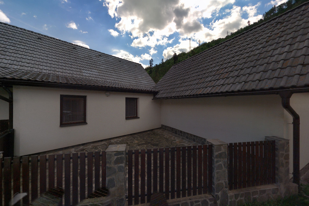 Chaloupka u řeky