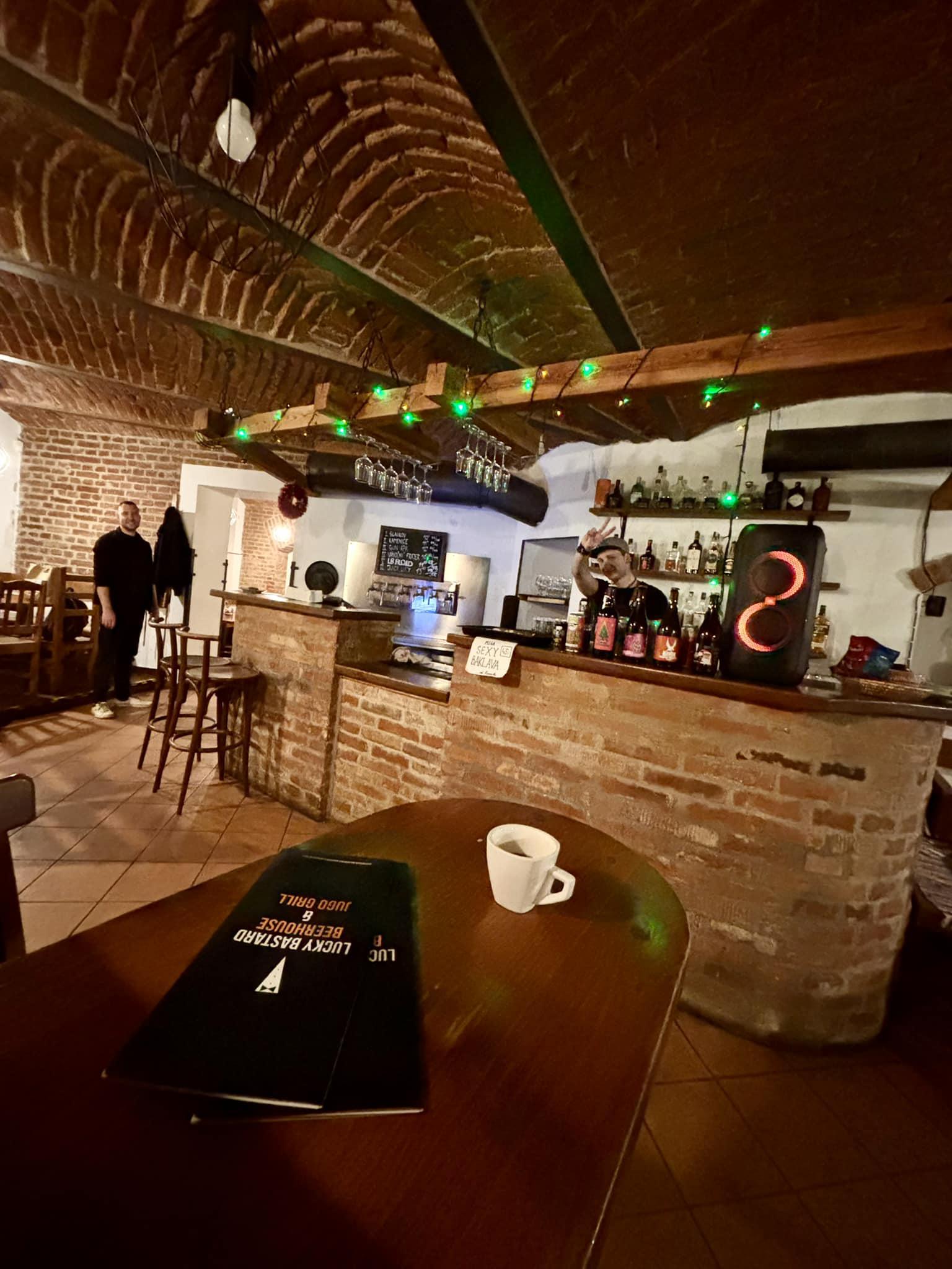 Restaurace Lucky Bastard Beerhouse foto 6