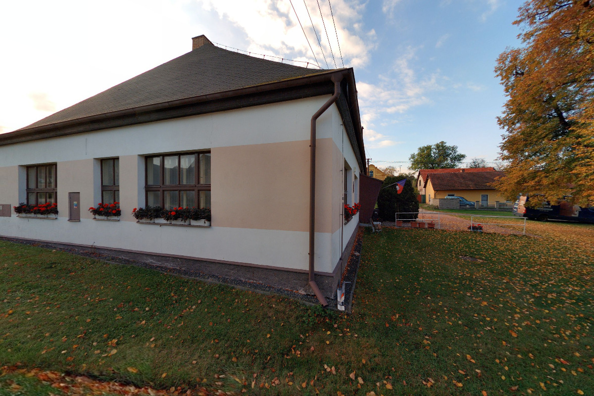 Polní Chrčice - obecní úřad foto 2