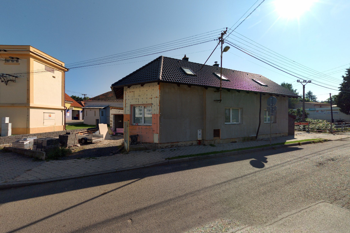 Čištění vozidel u autobusové zastávky