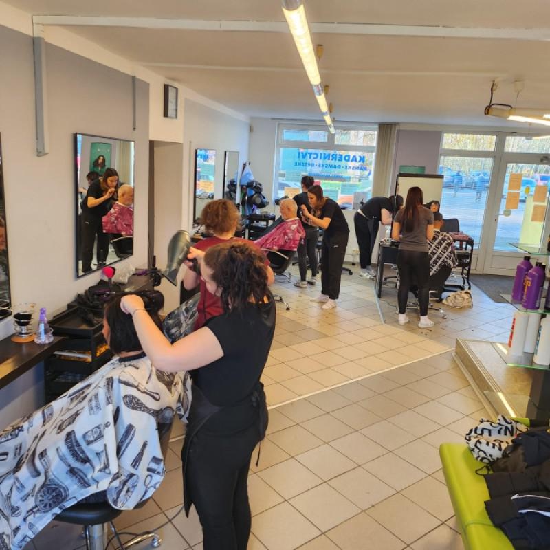 Střední škola služeb a řemesel Stochov - kadeřnický salon foto 6