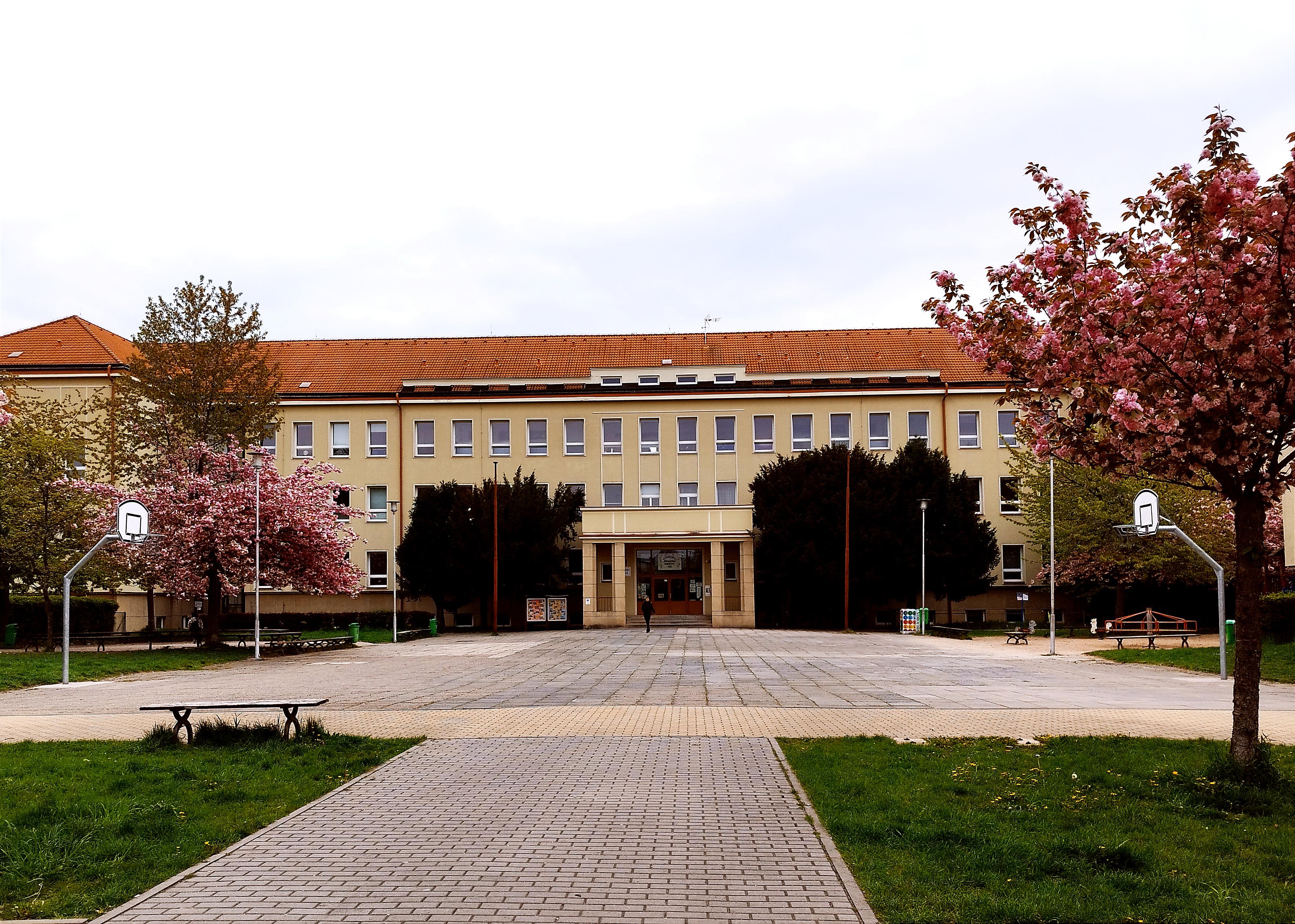 ZŠ Pardubice, Benešovo náměstí foto 2
