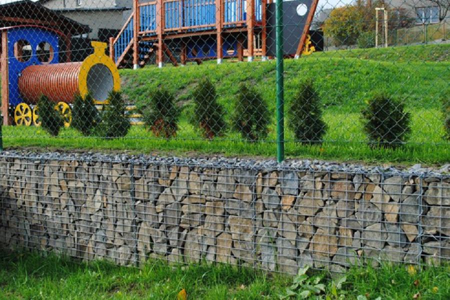 Gabion jako okrasný předmět v zahradě