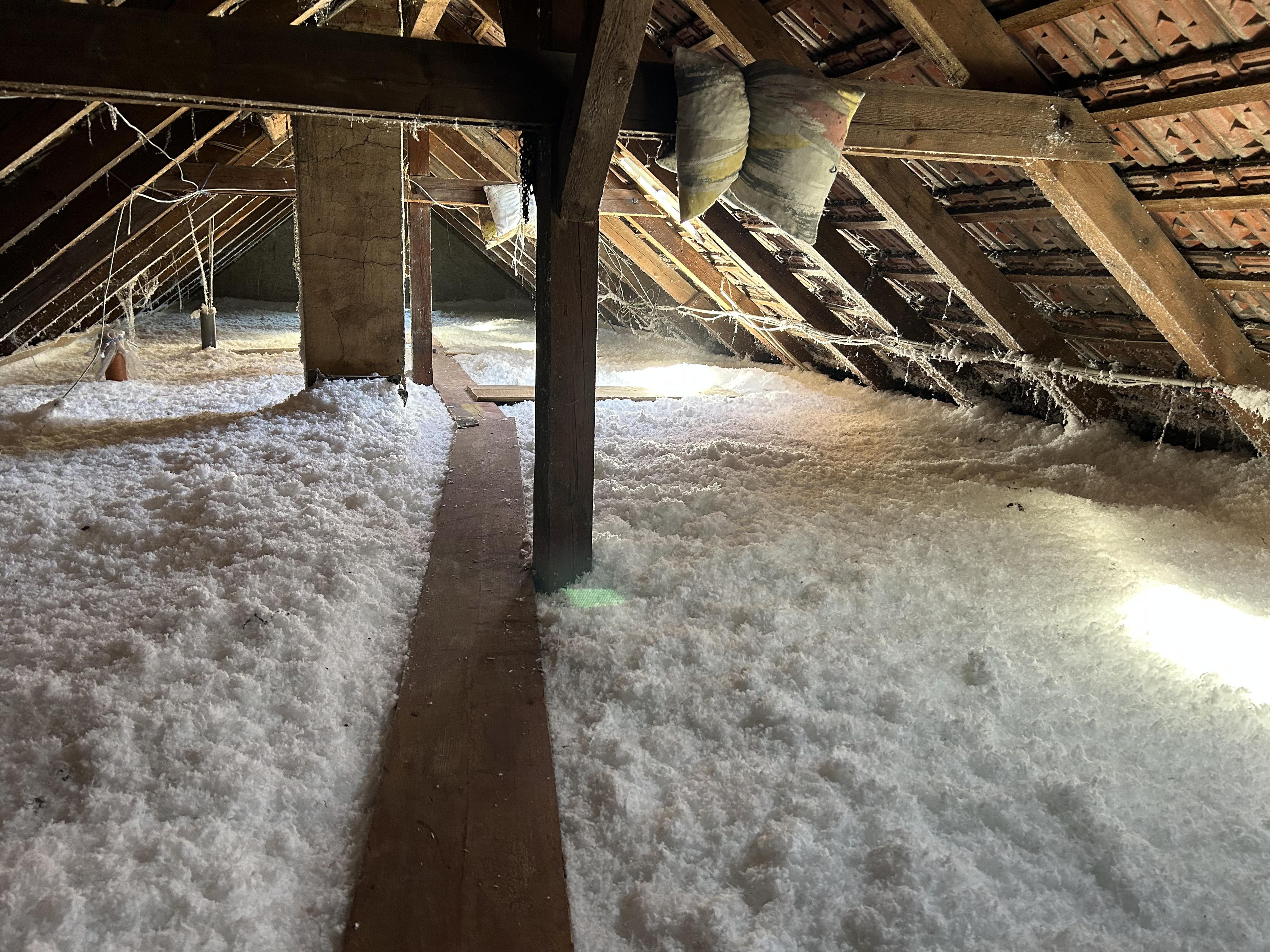 Nafoukaná s.r.o. - foukaná izolace - zateplení půdy, stropů, stěn ad. foto 5