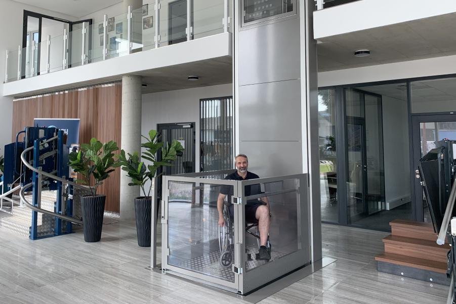 Svislé schodišťové plošiny pro vozíčkáře