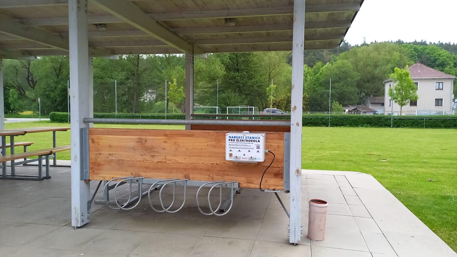 Nabíjecí stanice pro elektrokola - Centrum Caolinum Nevřeň foto 2