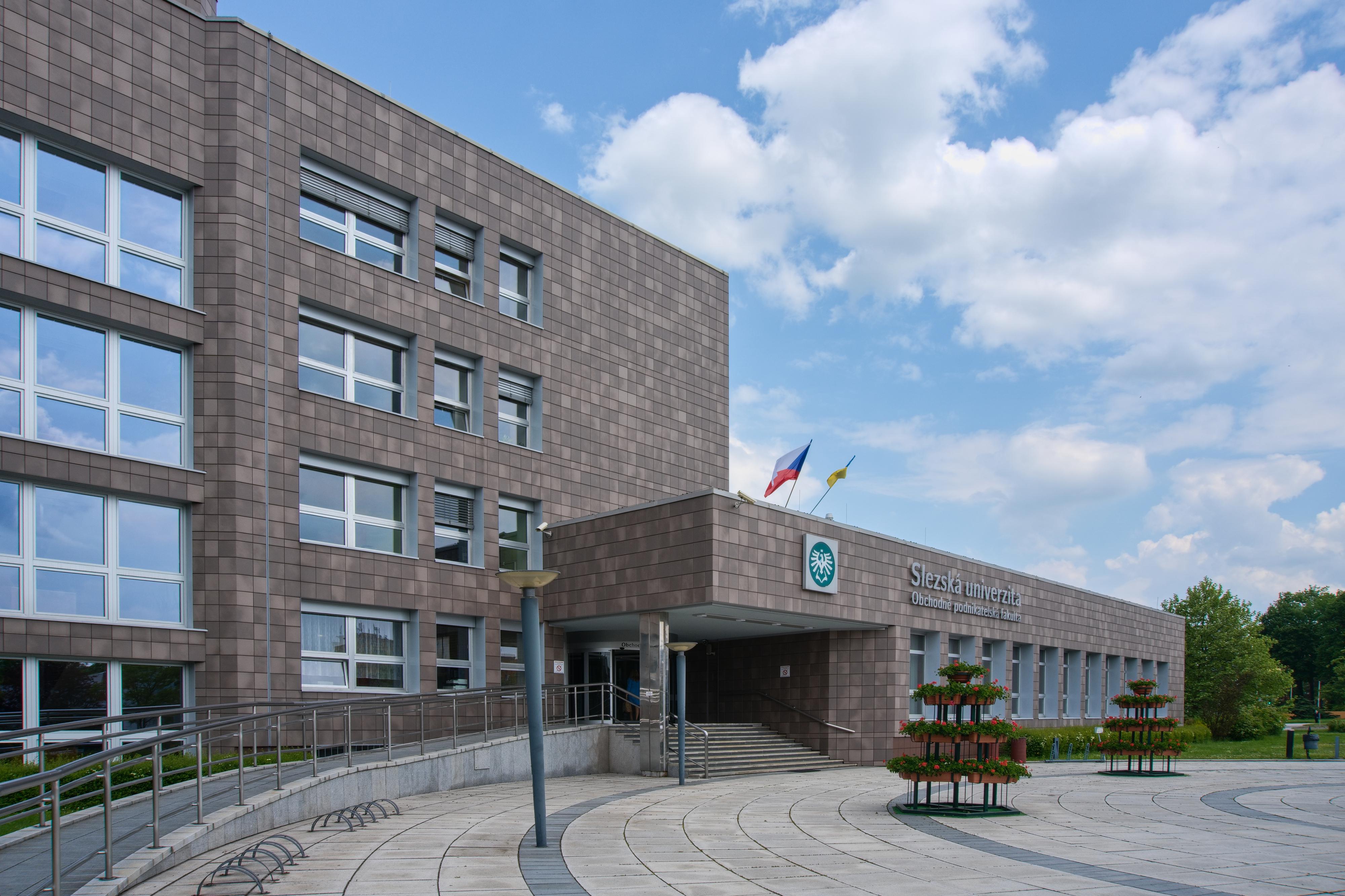 Obchodně podnikatelská fakulta v Karviné foto 2