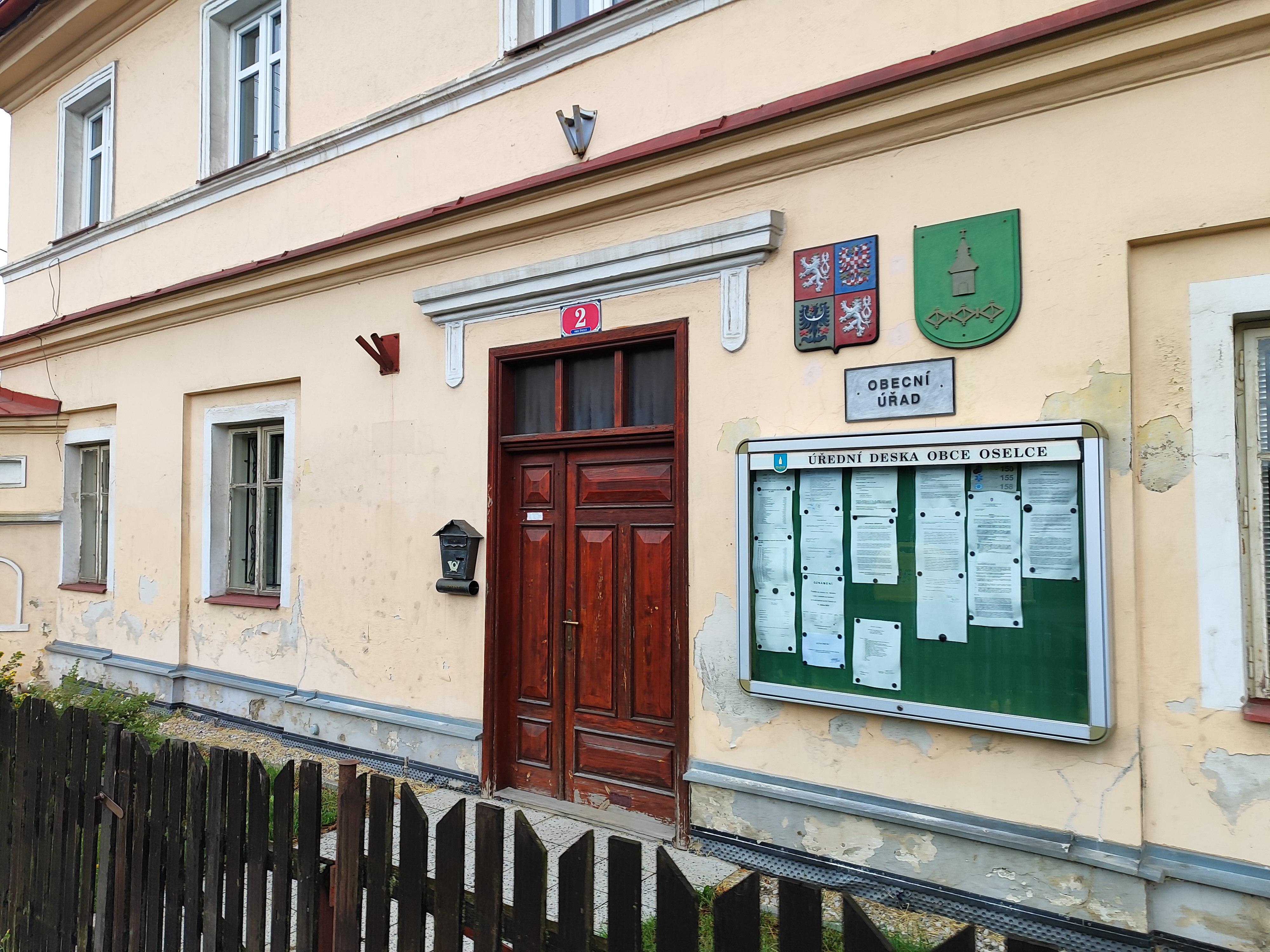 Oselce - obecní úřad foto 2
