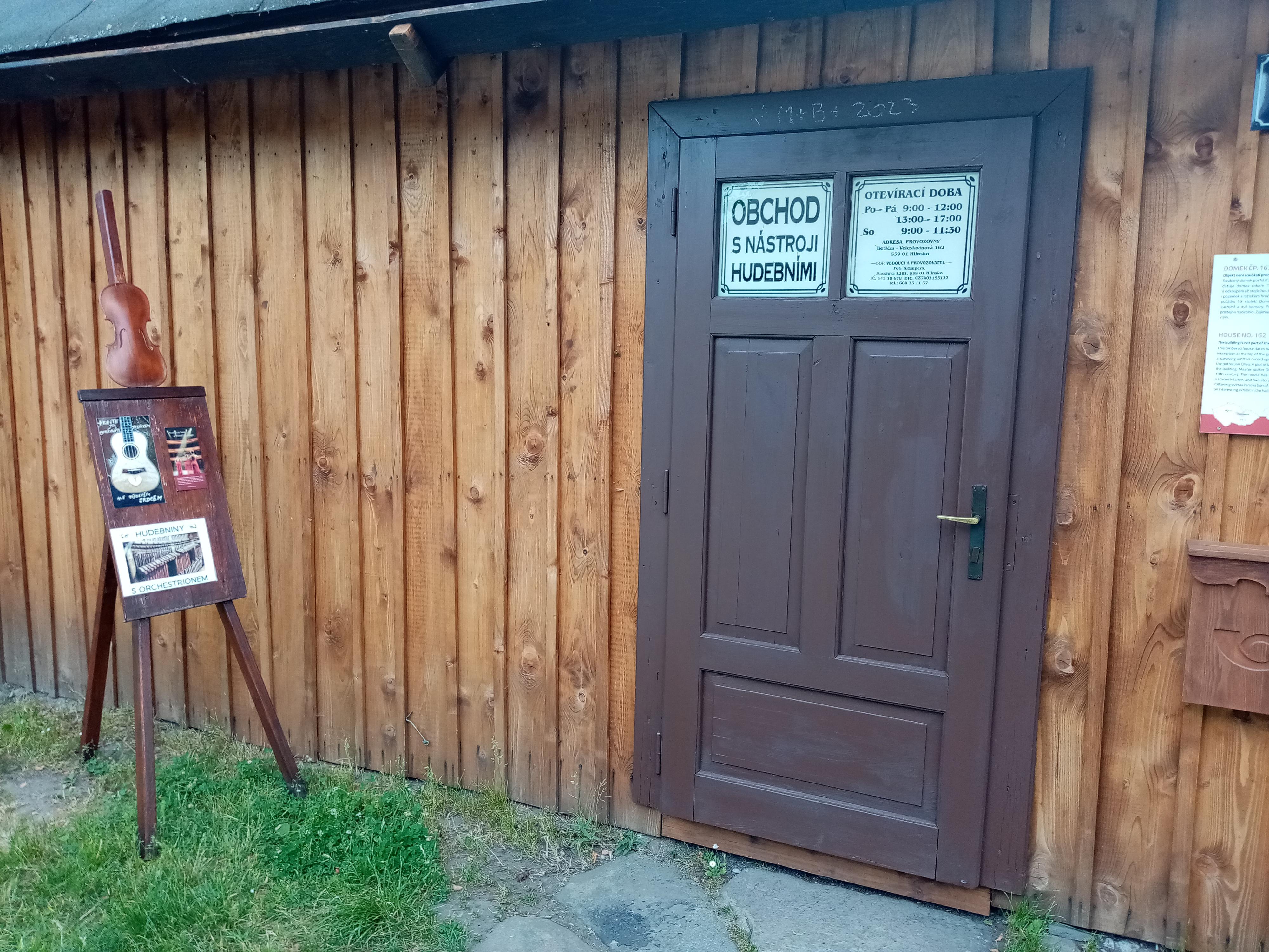 Obchod nástroji hudebními - Petr Krampera foto 2