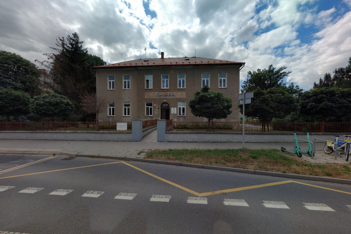 Fakultní ZŠ a MŠ Olomouc, Střední novosadská