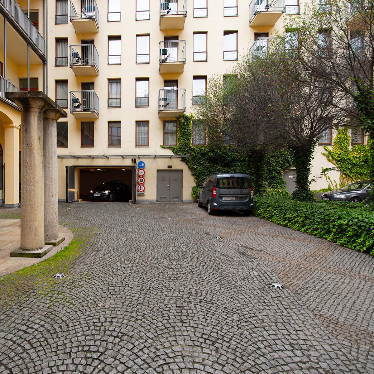 MR.PARKIT - Parking Štefánikova 18/25 foto 3