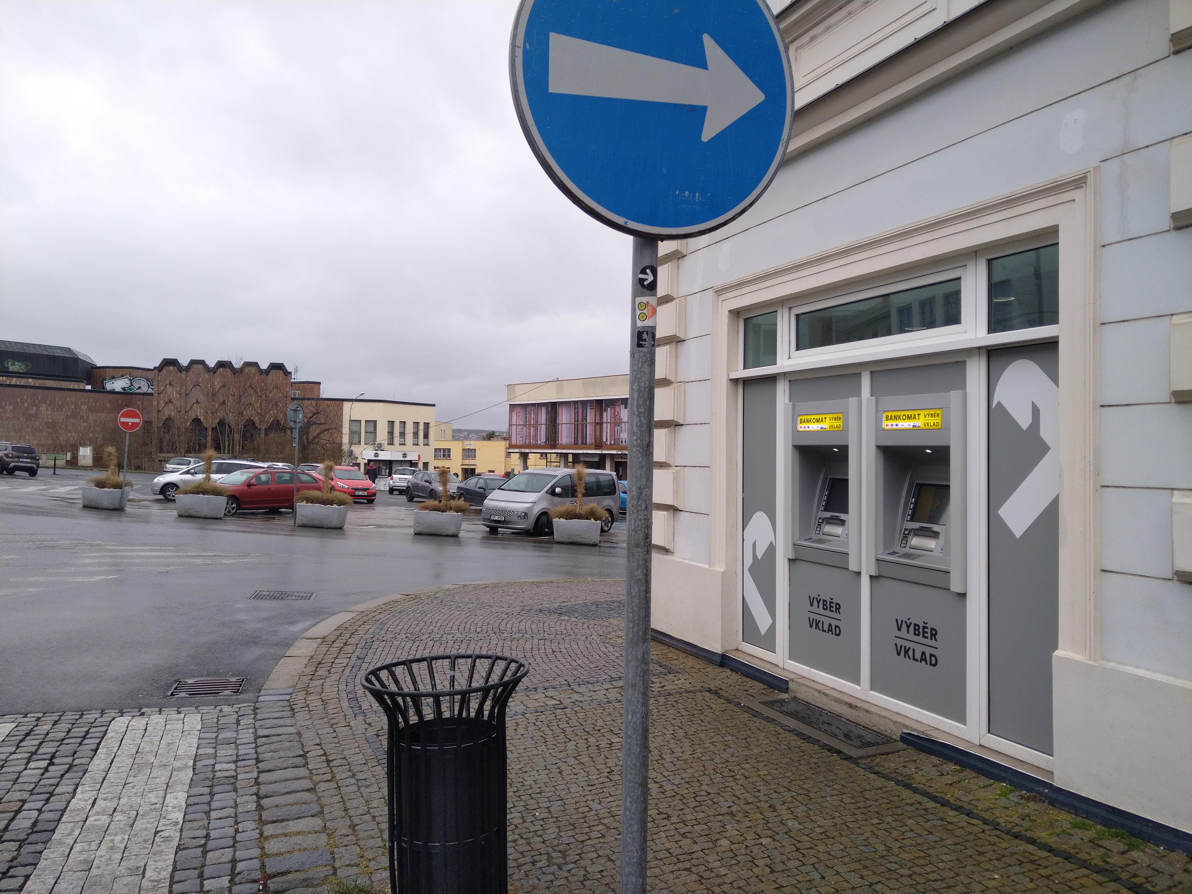 Raiffeisenbank - bankomat foto 2