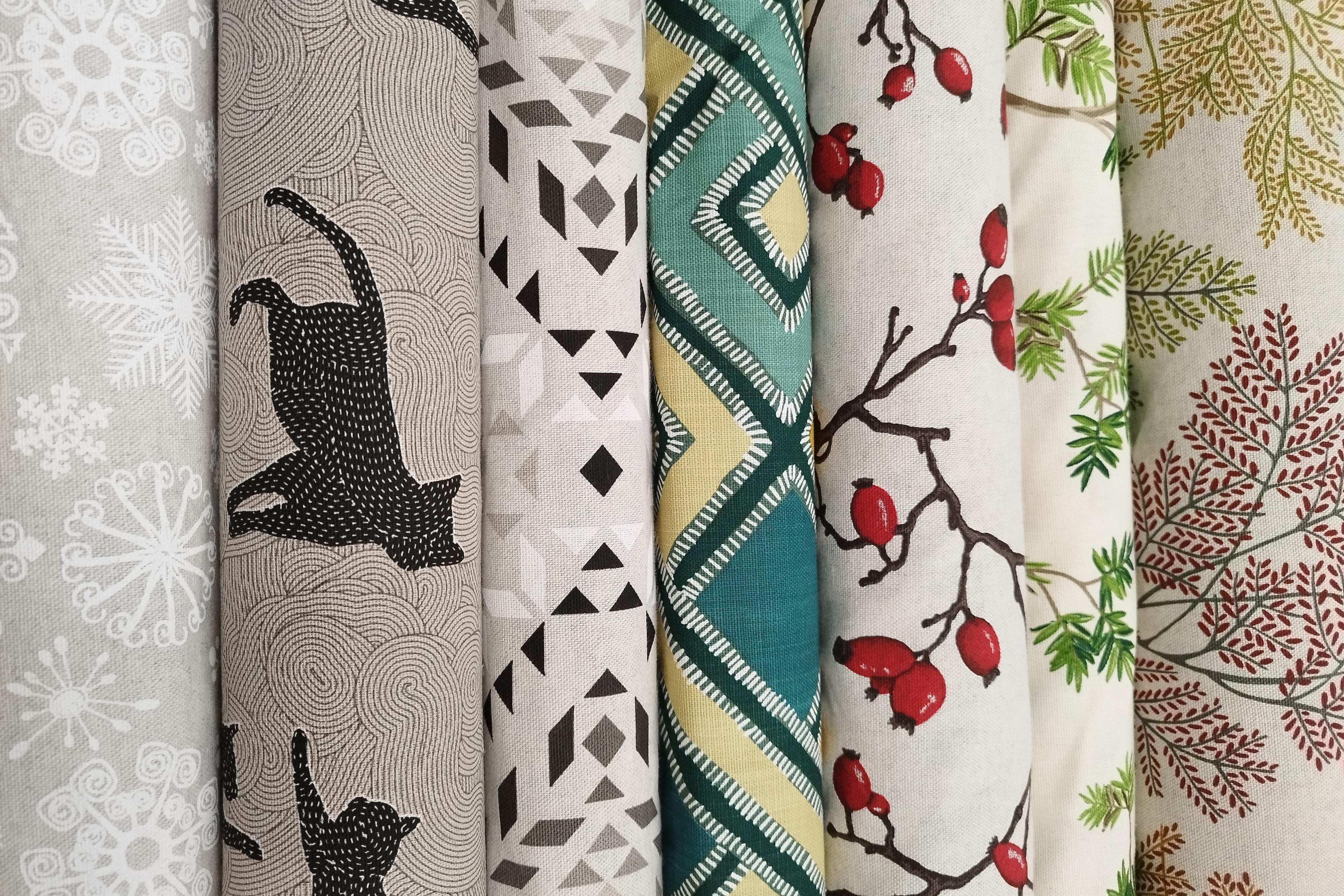 Veliký výběr dekoračních látek.