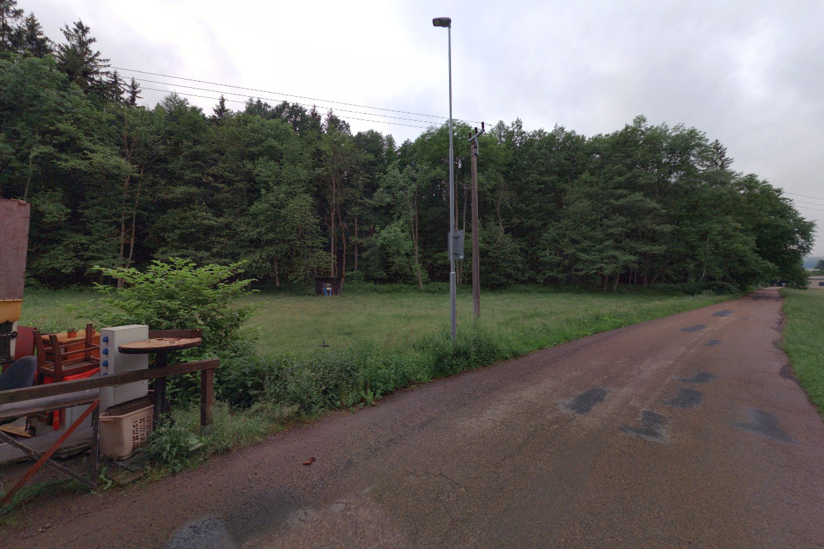 U mostu Strašice - dobíjecí zásuvka