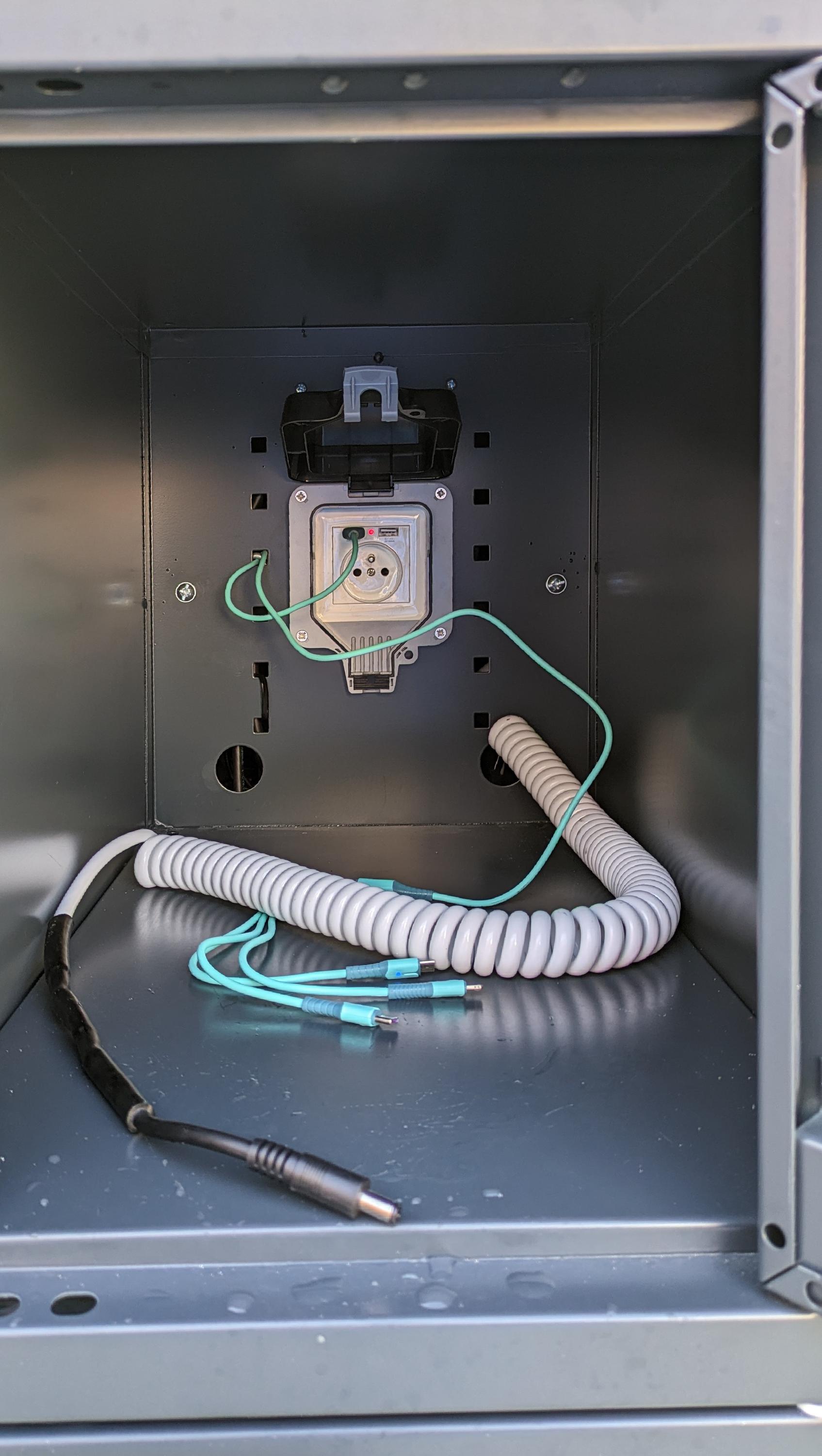 Nabíjecí stanice pro elektrokola a mobilní zařízení foto 3