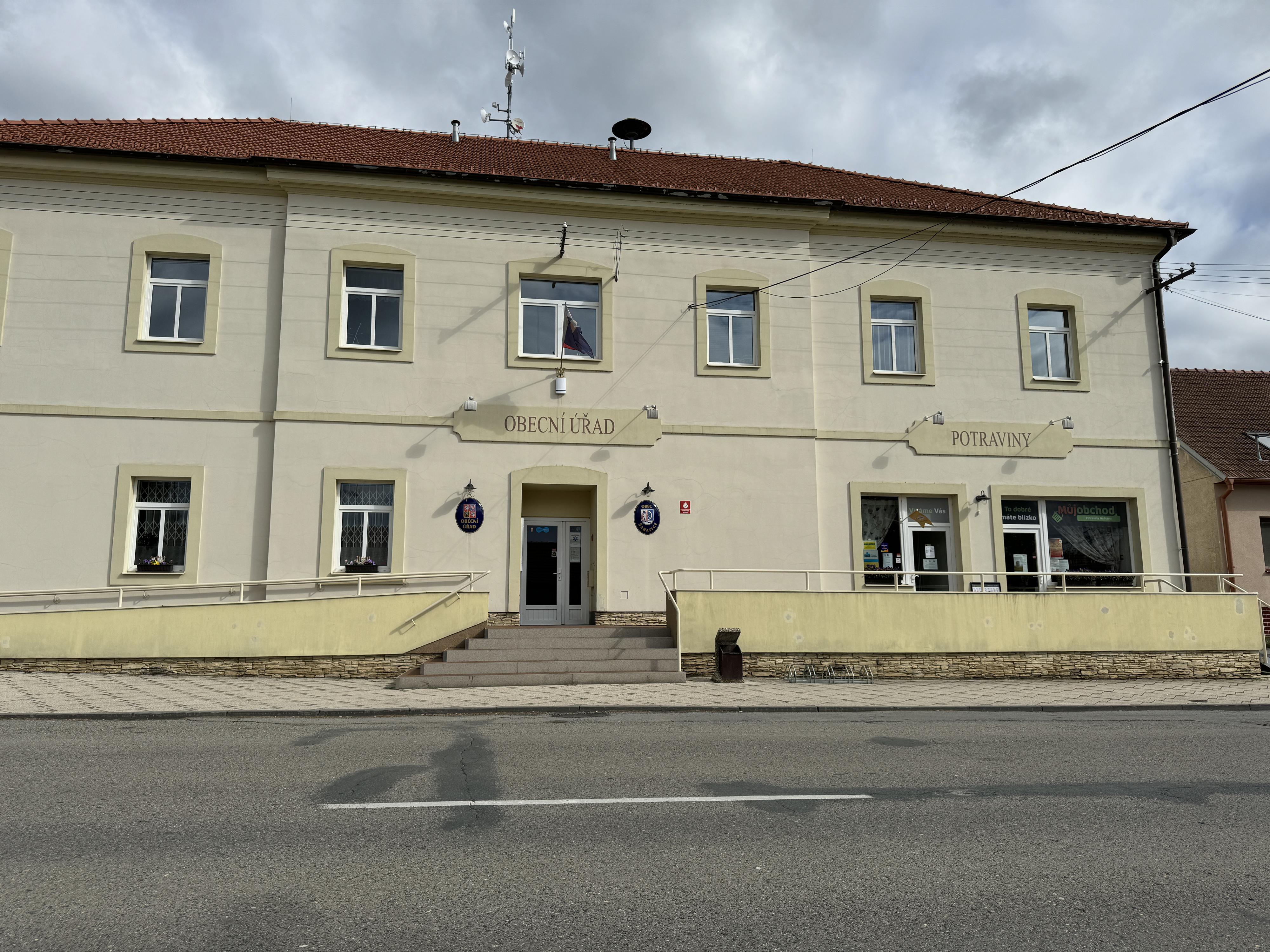 Šaratice - obecní úřad foto 3