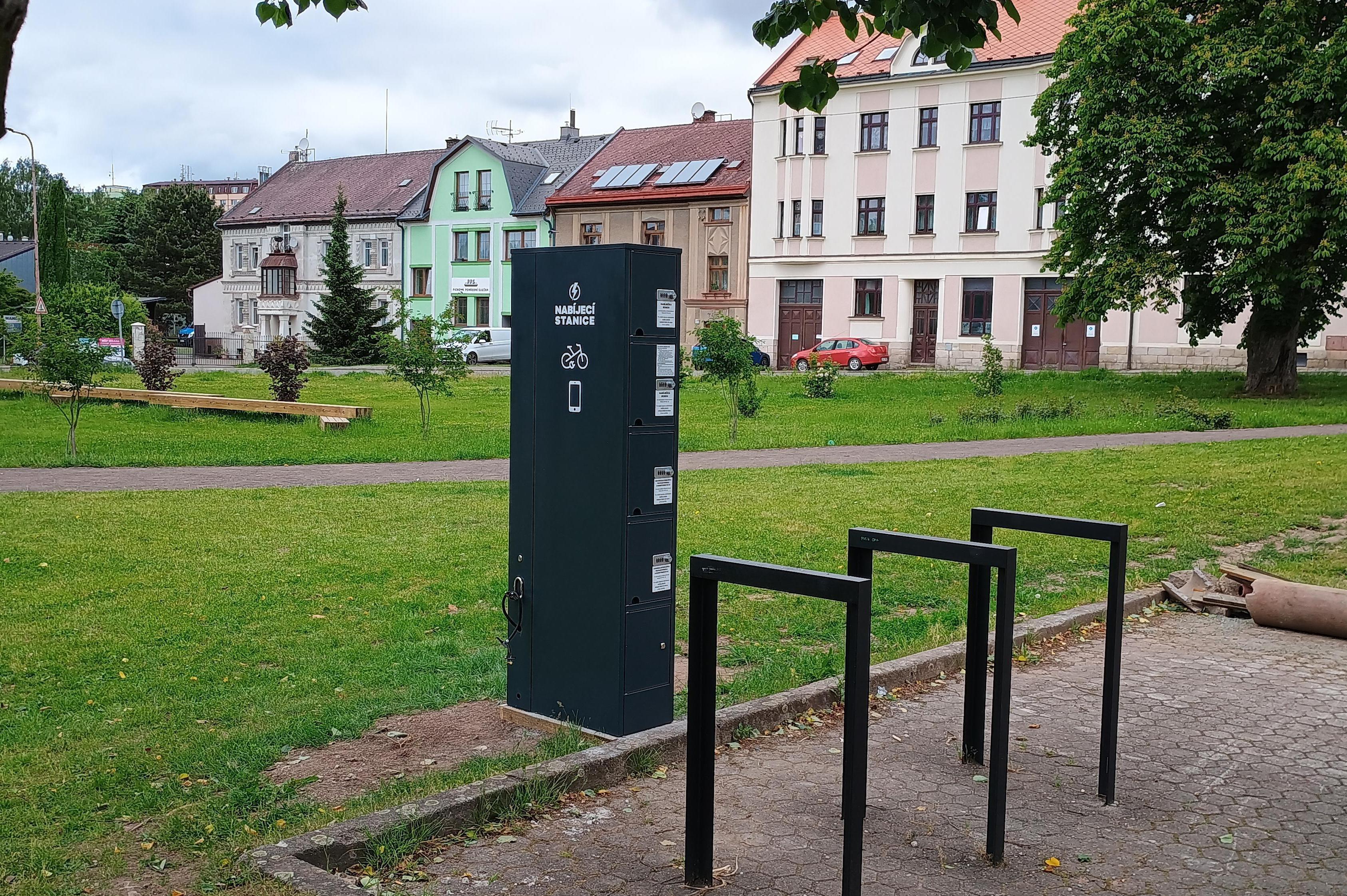 Nabíjecí stanice pro elektrokola a mobilní zařízení