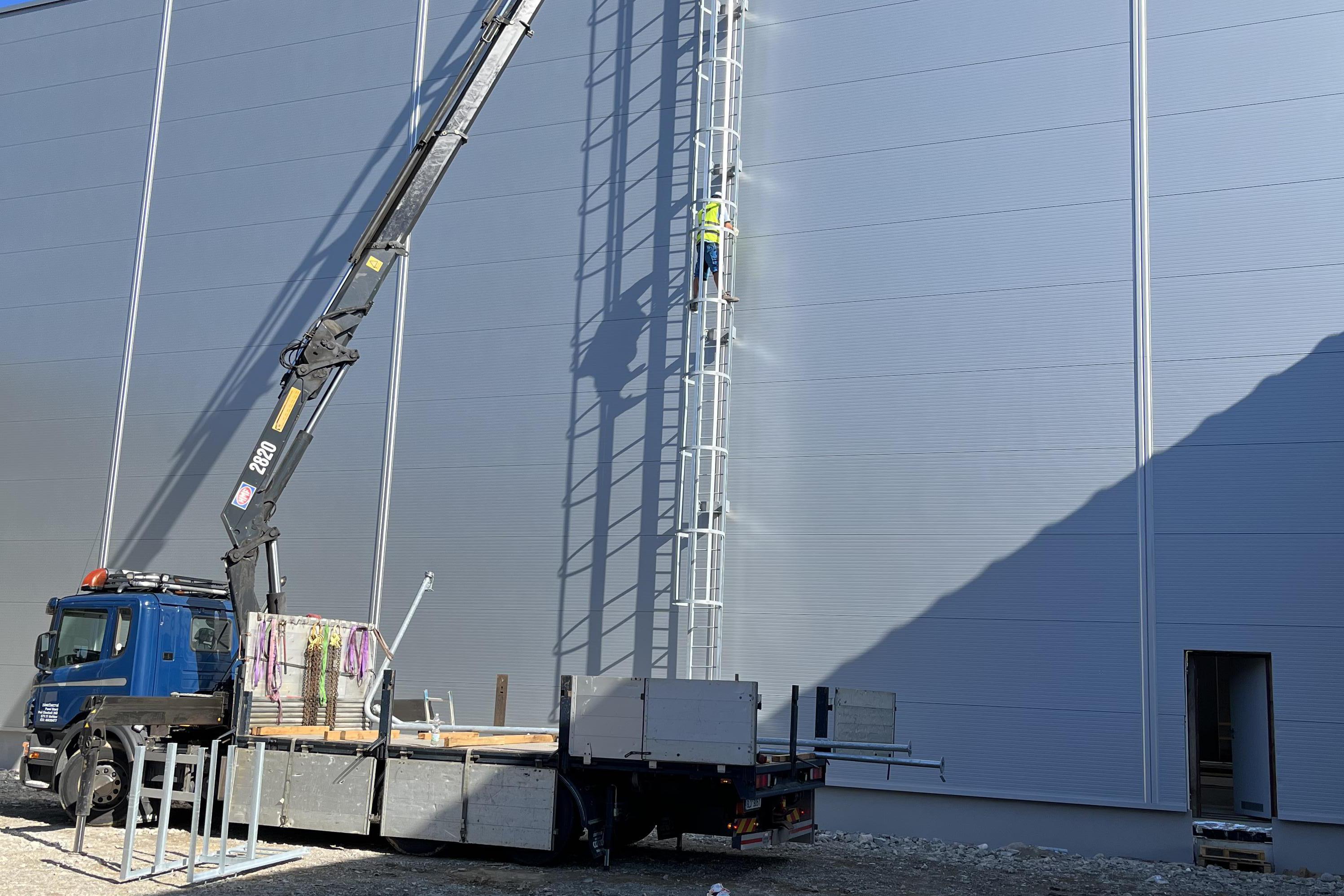 Auto s hydraulickou rukou