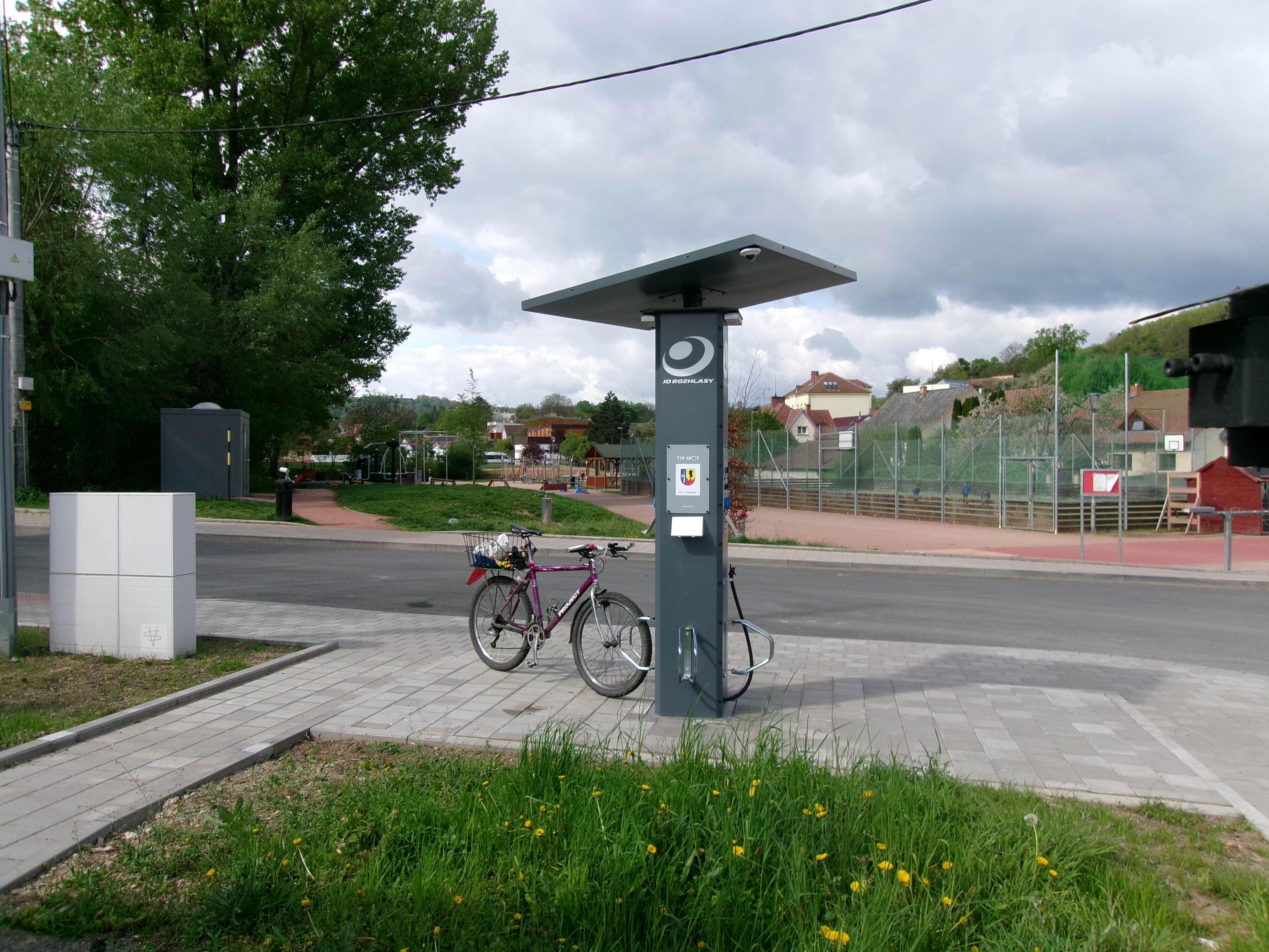 Nabíjecí zásuvka pro elektrokola u hřiště foto 3