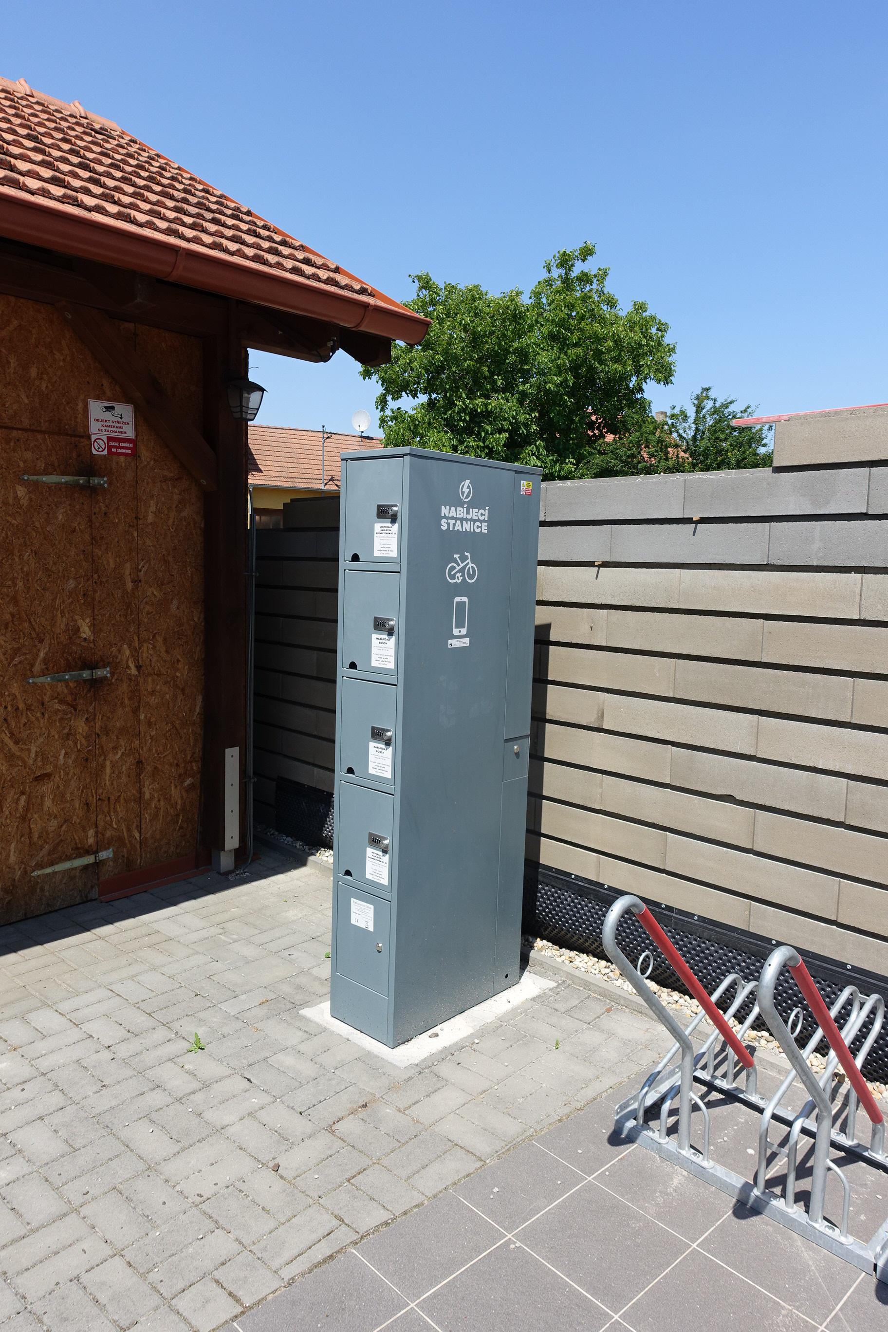 Nabíjecí stanice pro elektrokola a mobilní zařízení foto 2