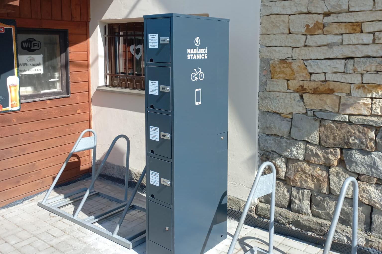 Nabíjecí stanice pro elektrokola a mobilní zařízení