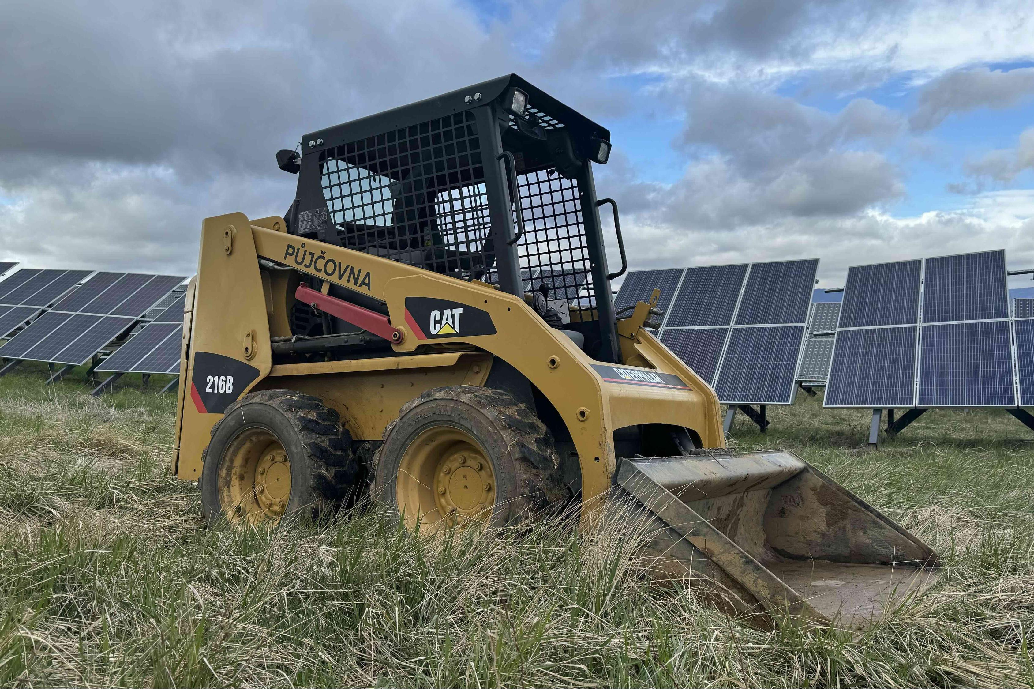 Půjčovna smykový kolový nakladač