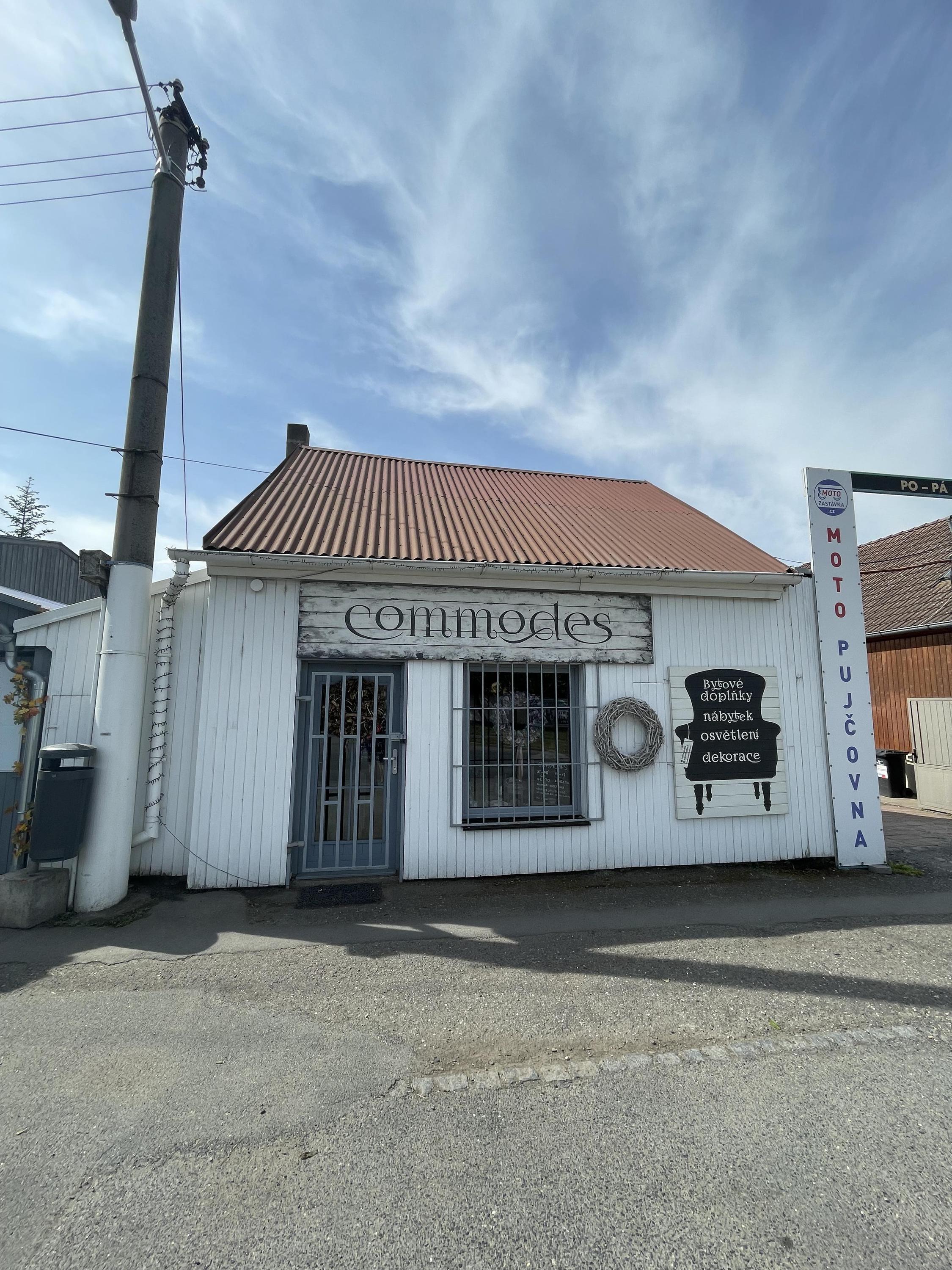 Commodes - Monika Vocetková foto 2