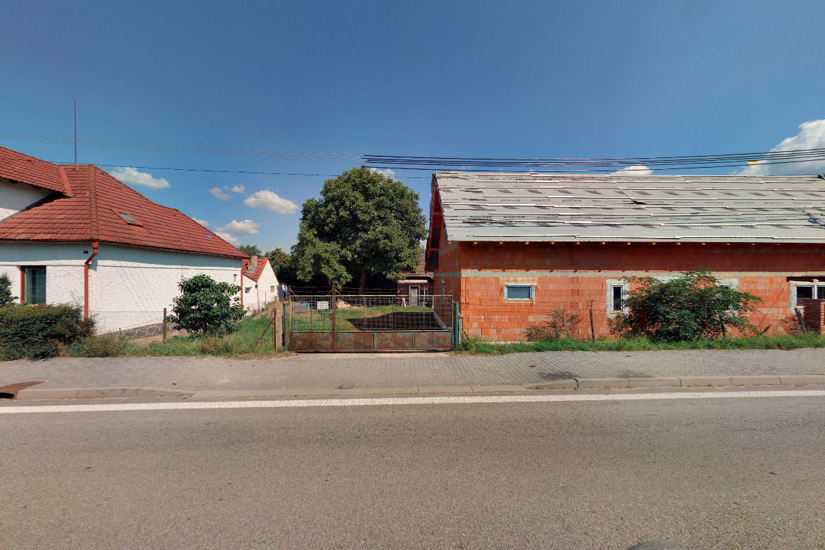 Stánek pod ořechem