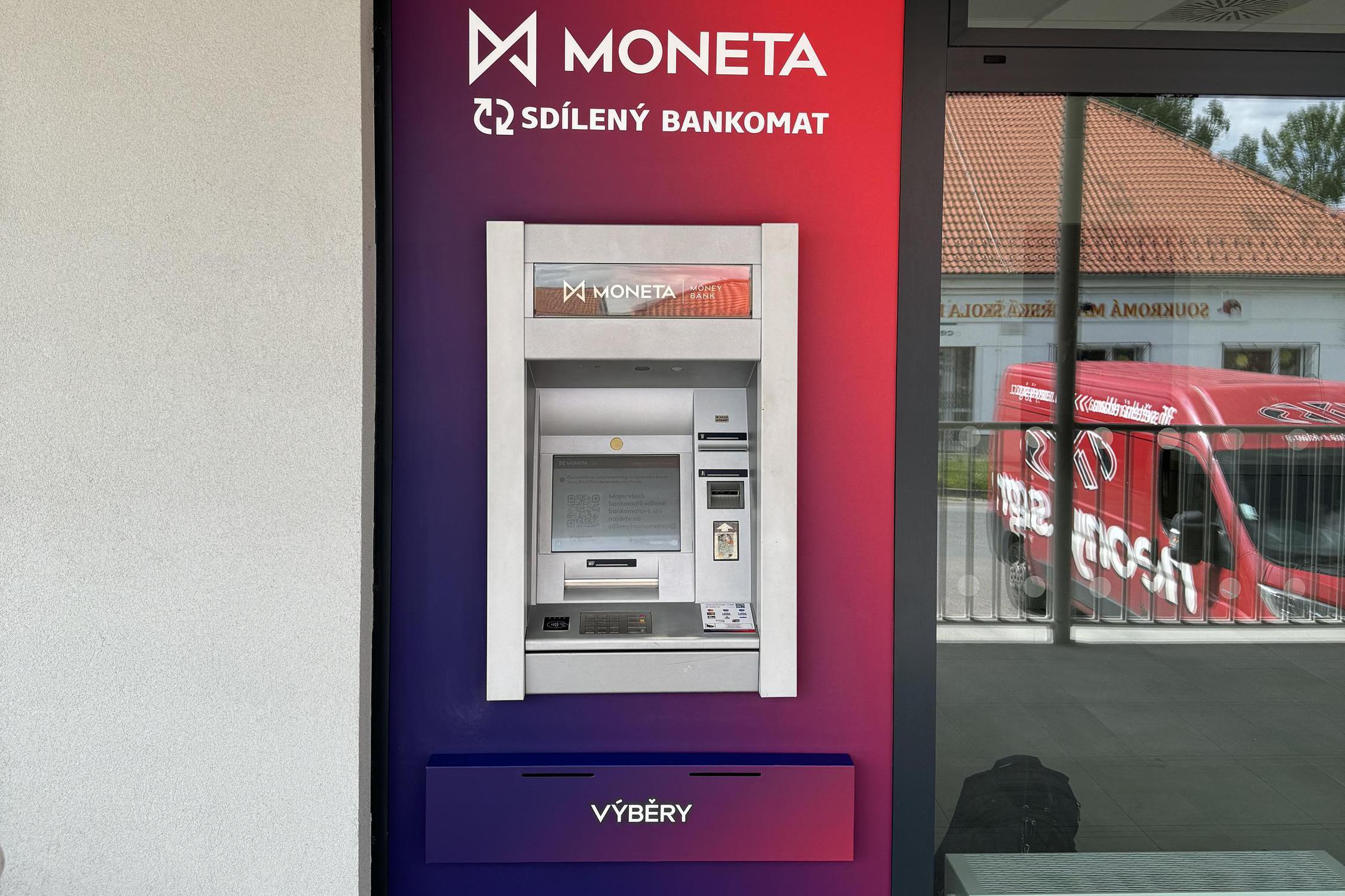 MONETA Money Bank Bankomat