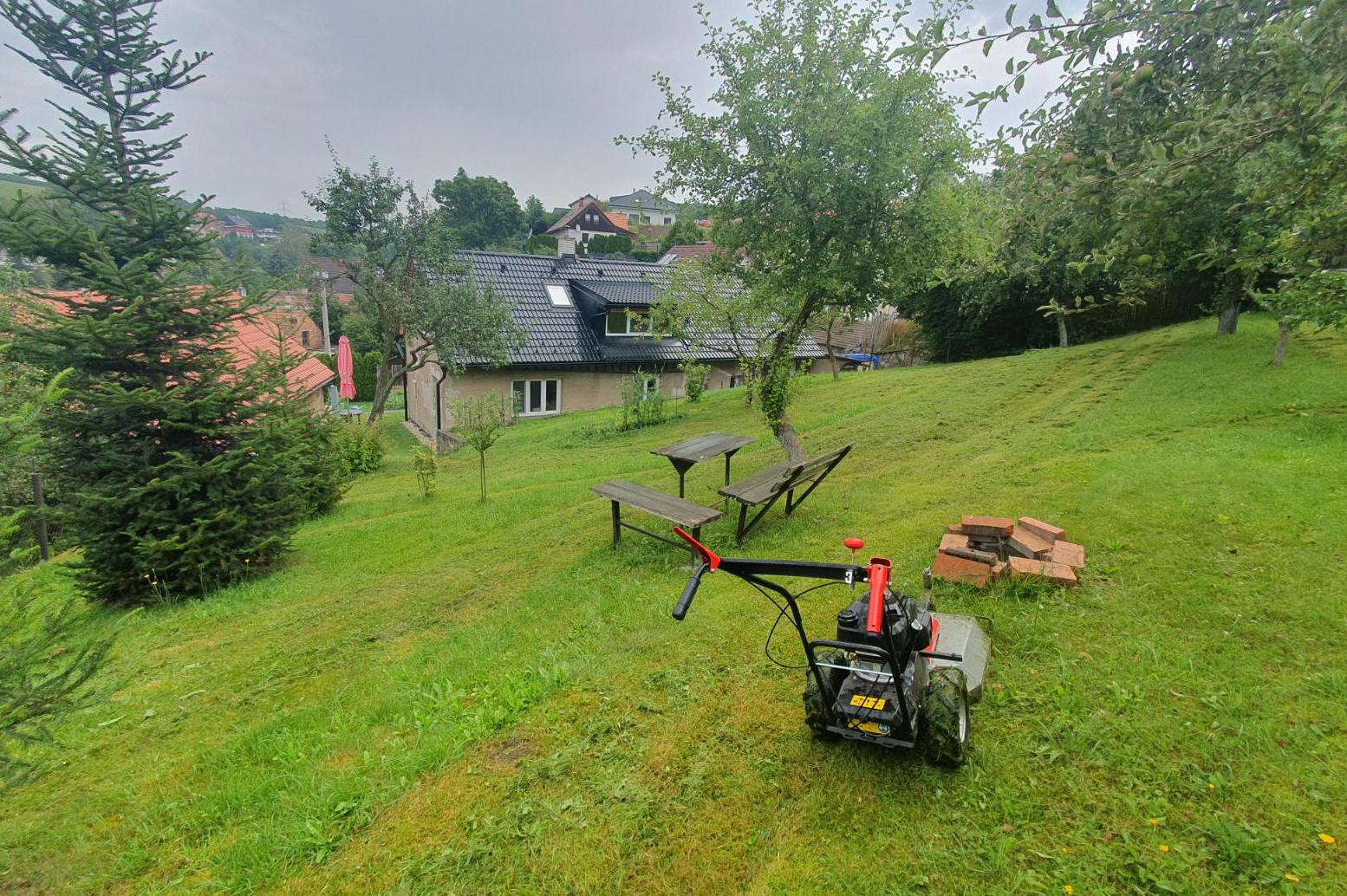 Sekání přerostlých trávníků na vašich zahradách