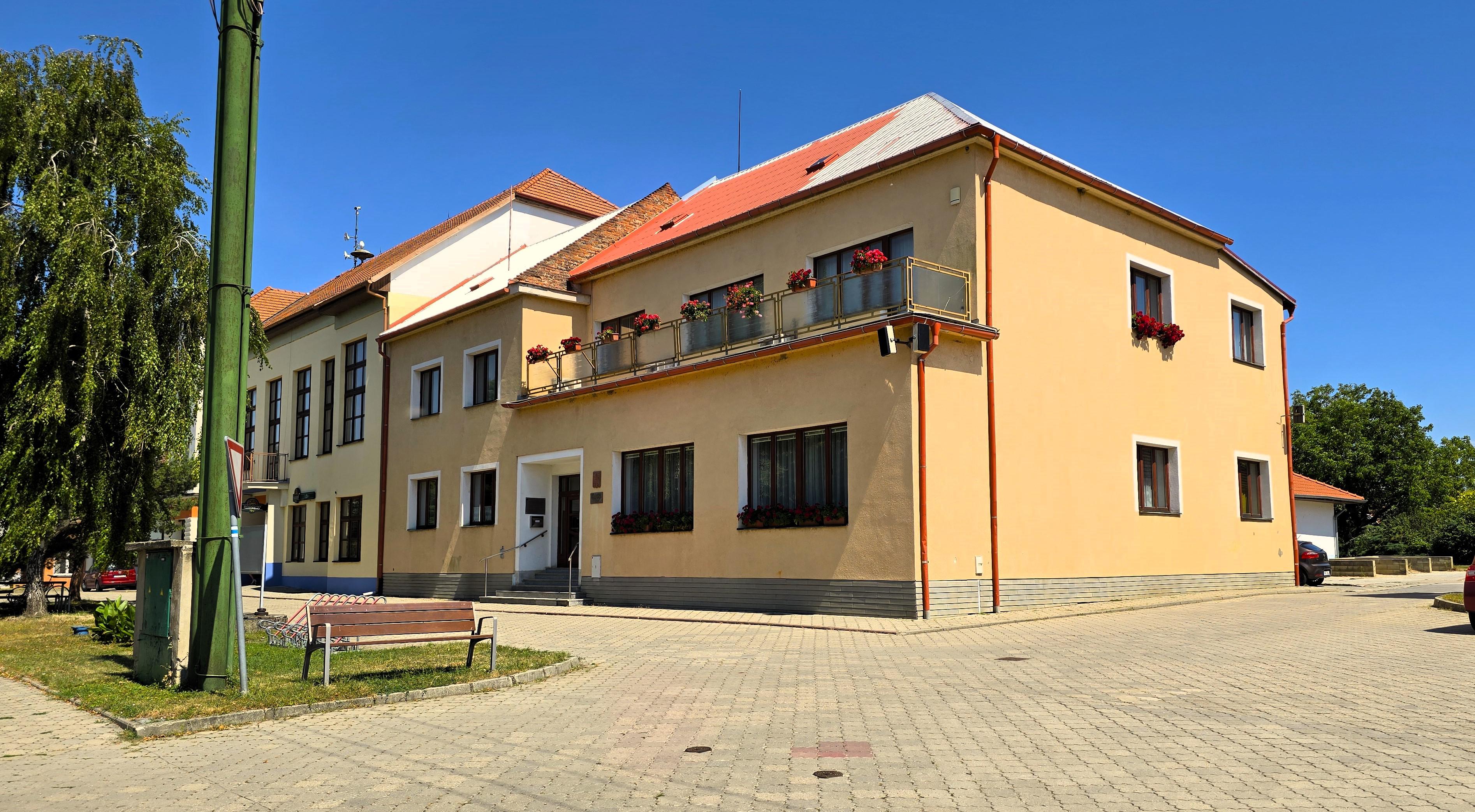 Hroznová Lhota - obecní úřad foto 2