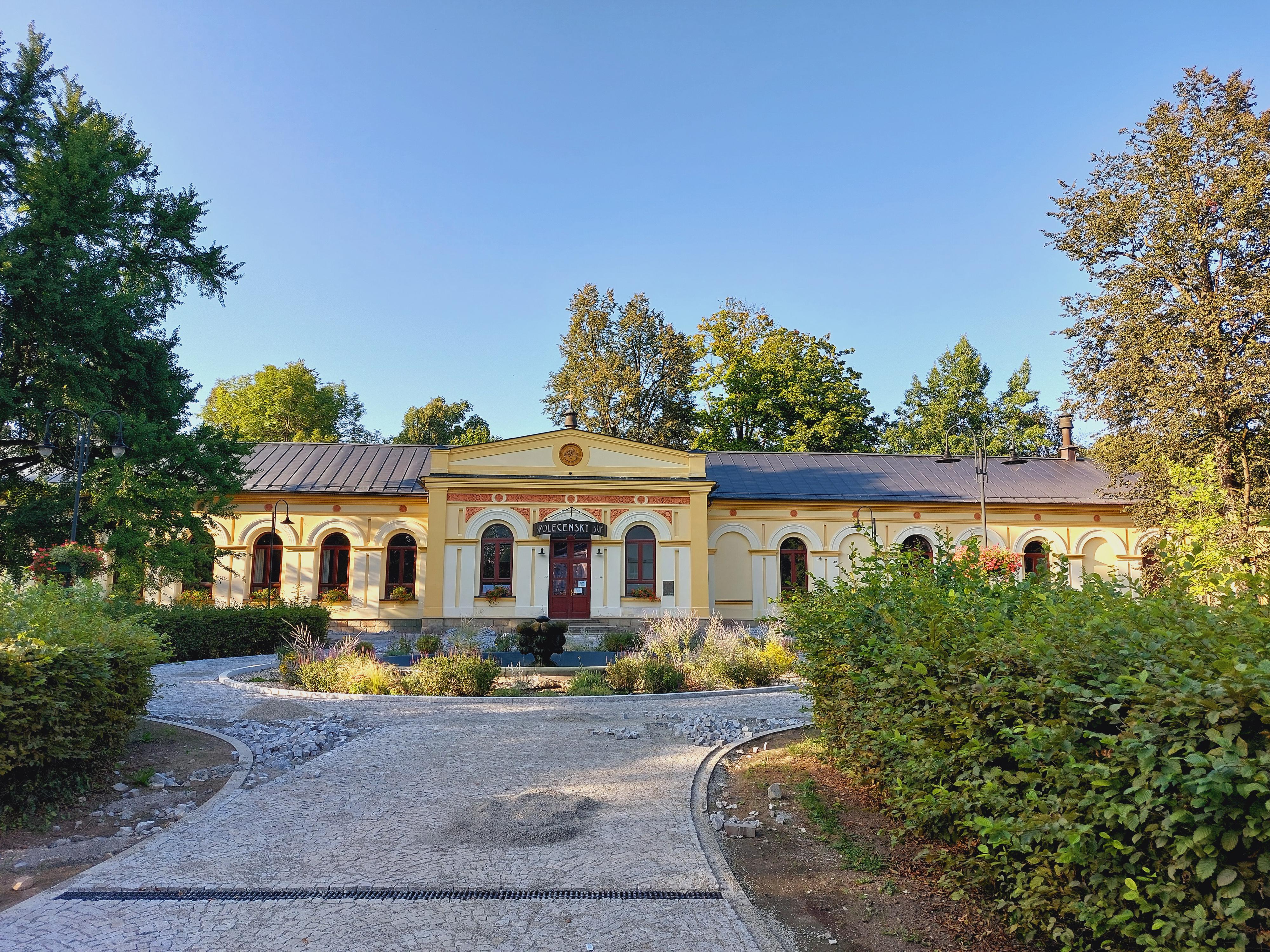 Společenský dům Rožnov pod Radhoštěm foto 2