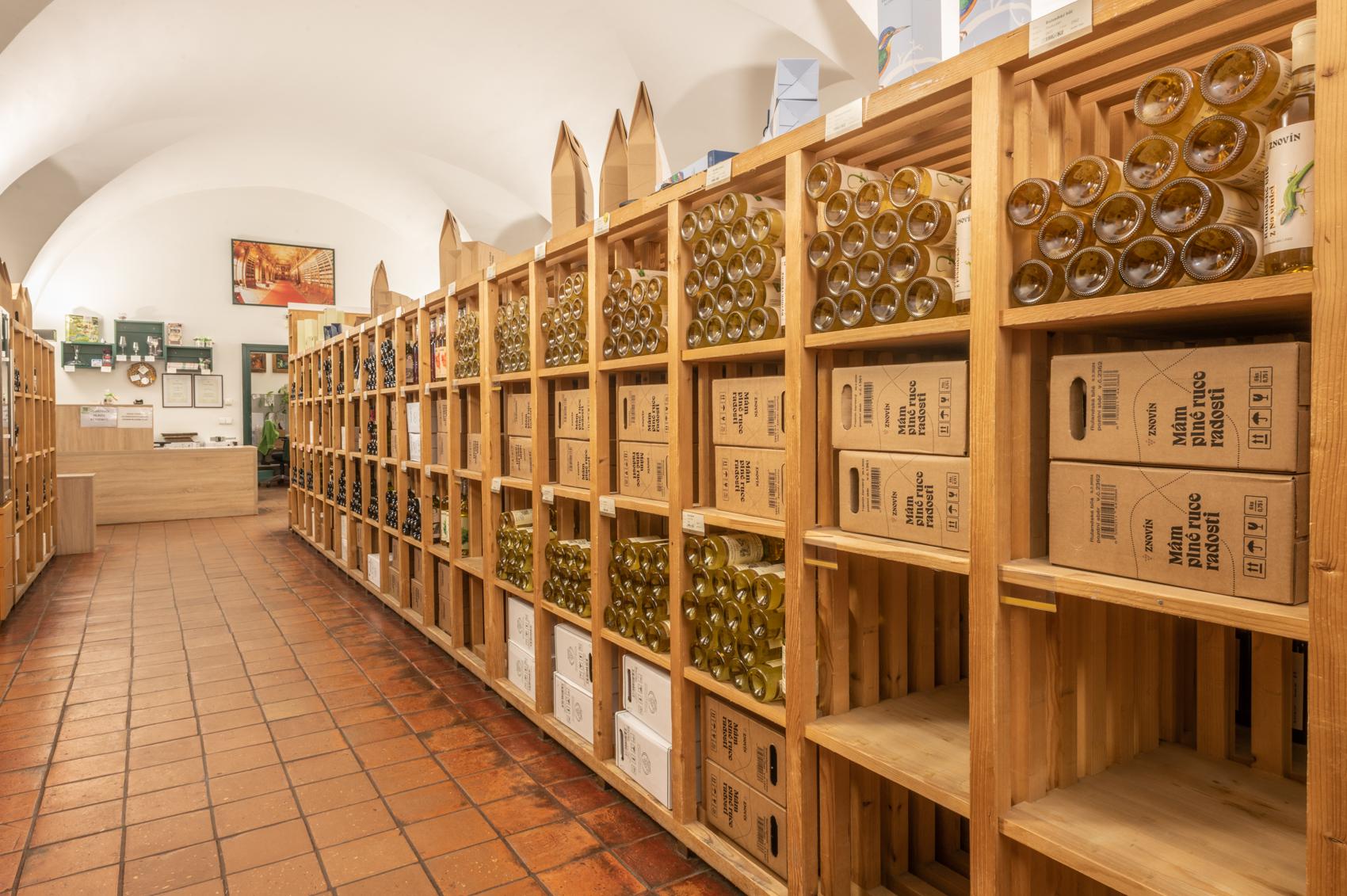 Znovín Zojmo - Prodejna lahvových a sudových vín