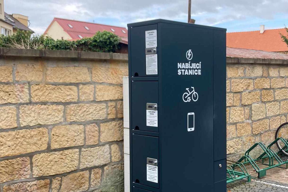Nabíjecí stanice pro elektrokola a mobilní zařízení