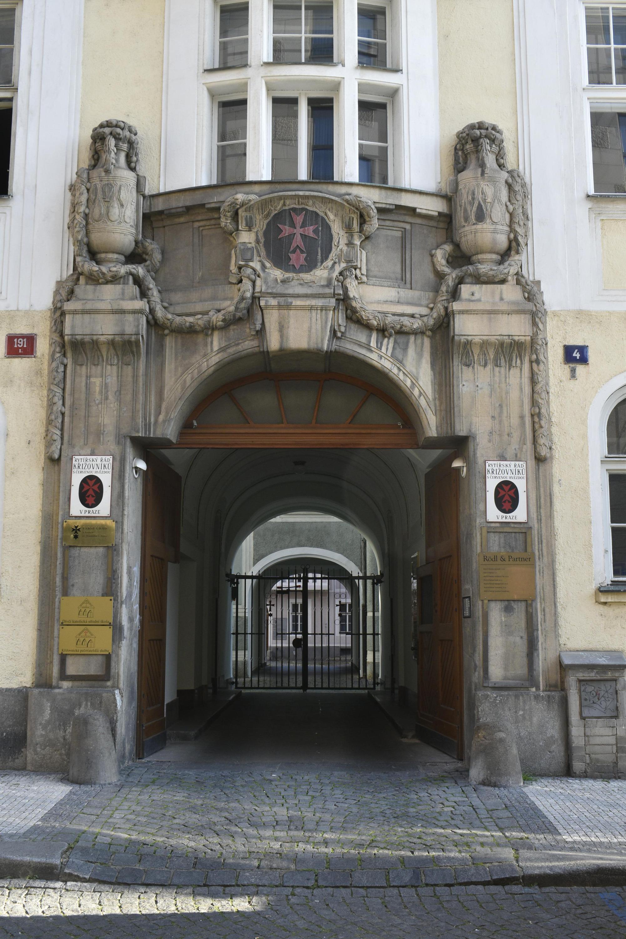 Dívčí katolická střední škola foto 4