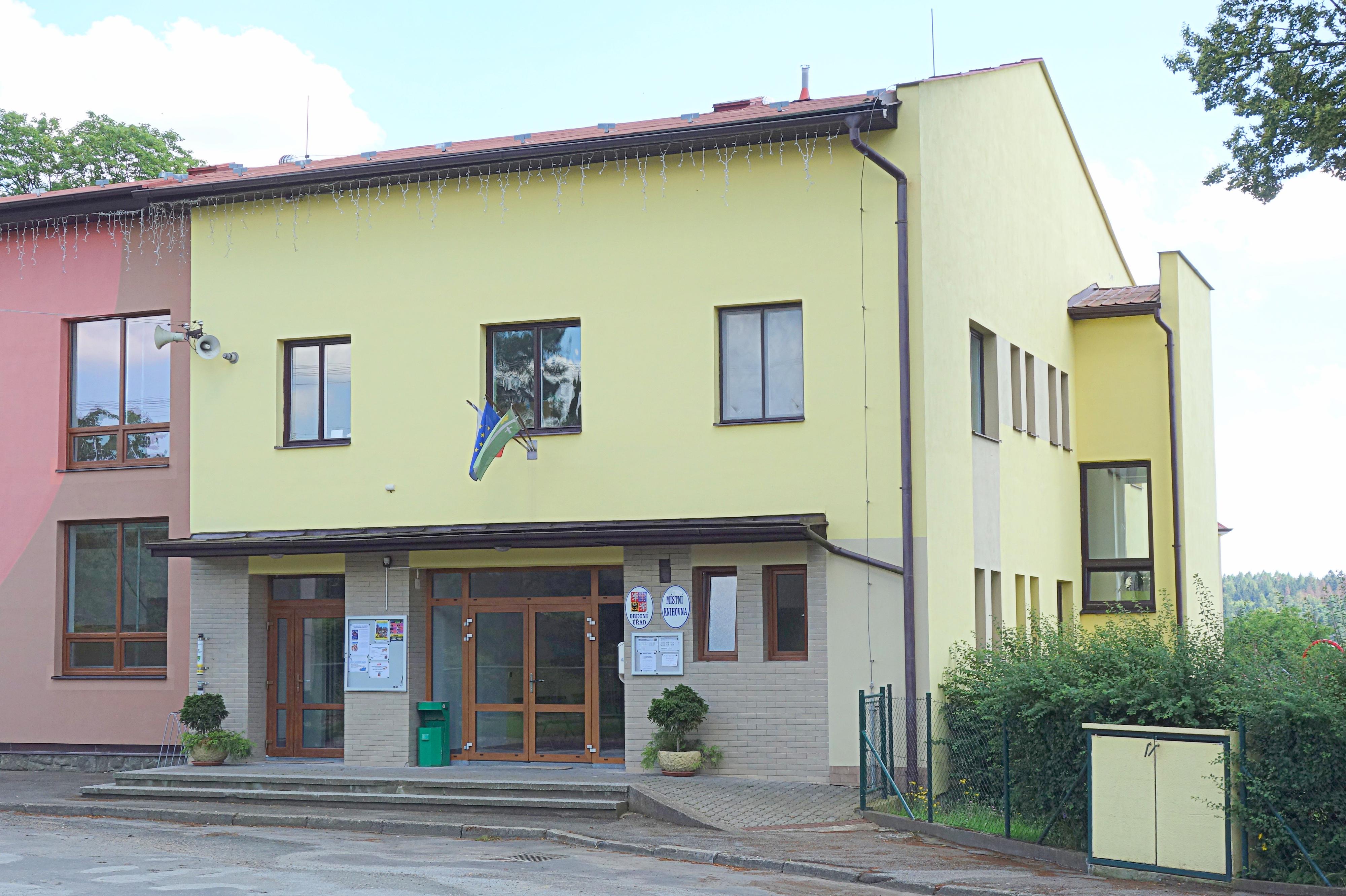 Lučice - obecní úřad foto 2