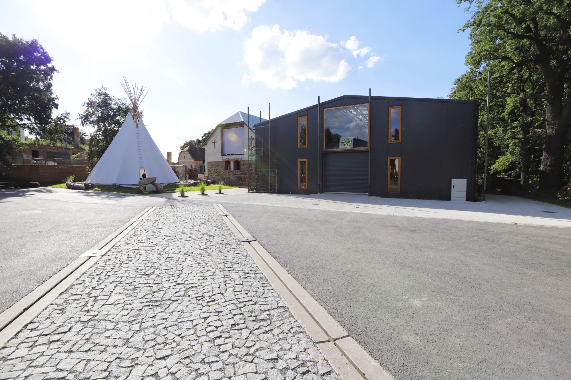 Institut audiovizuální techniky a akustiky