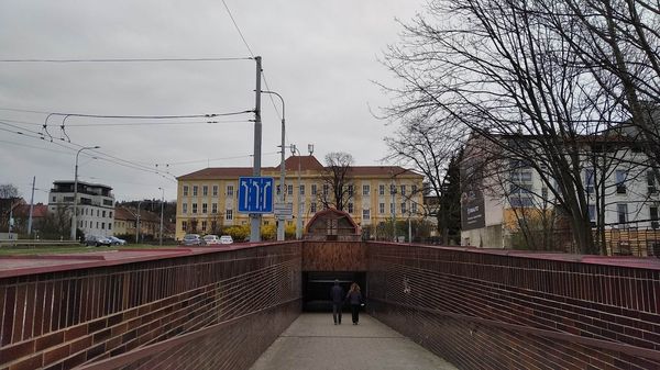 File:Brno-Zidenice - Zakladni skola Gajdosova.jpg - Wikimedia Commons