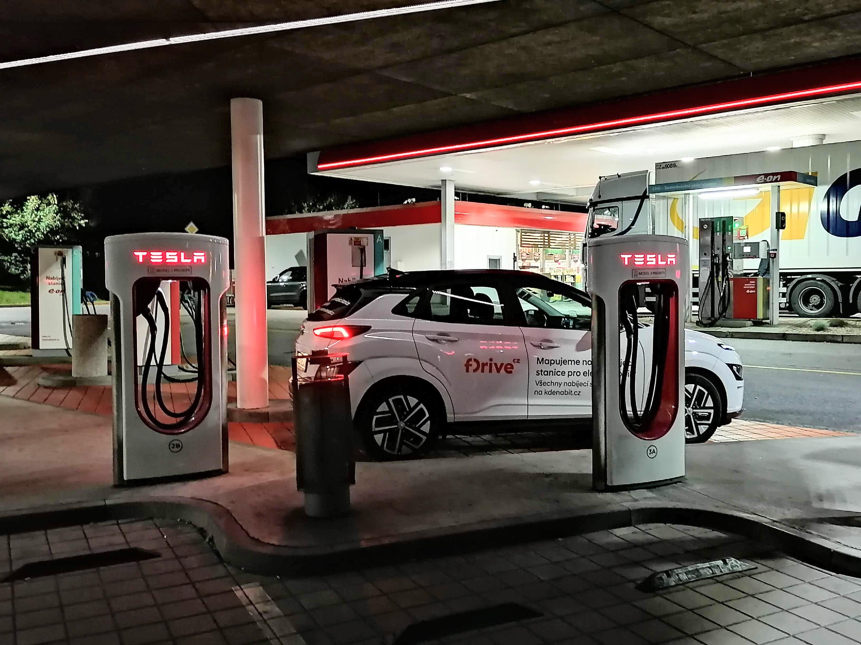 Nabíjecí stanice Tesla supercharger foto 6