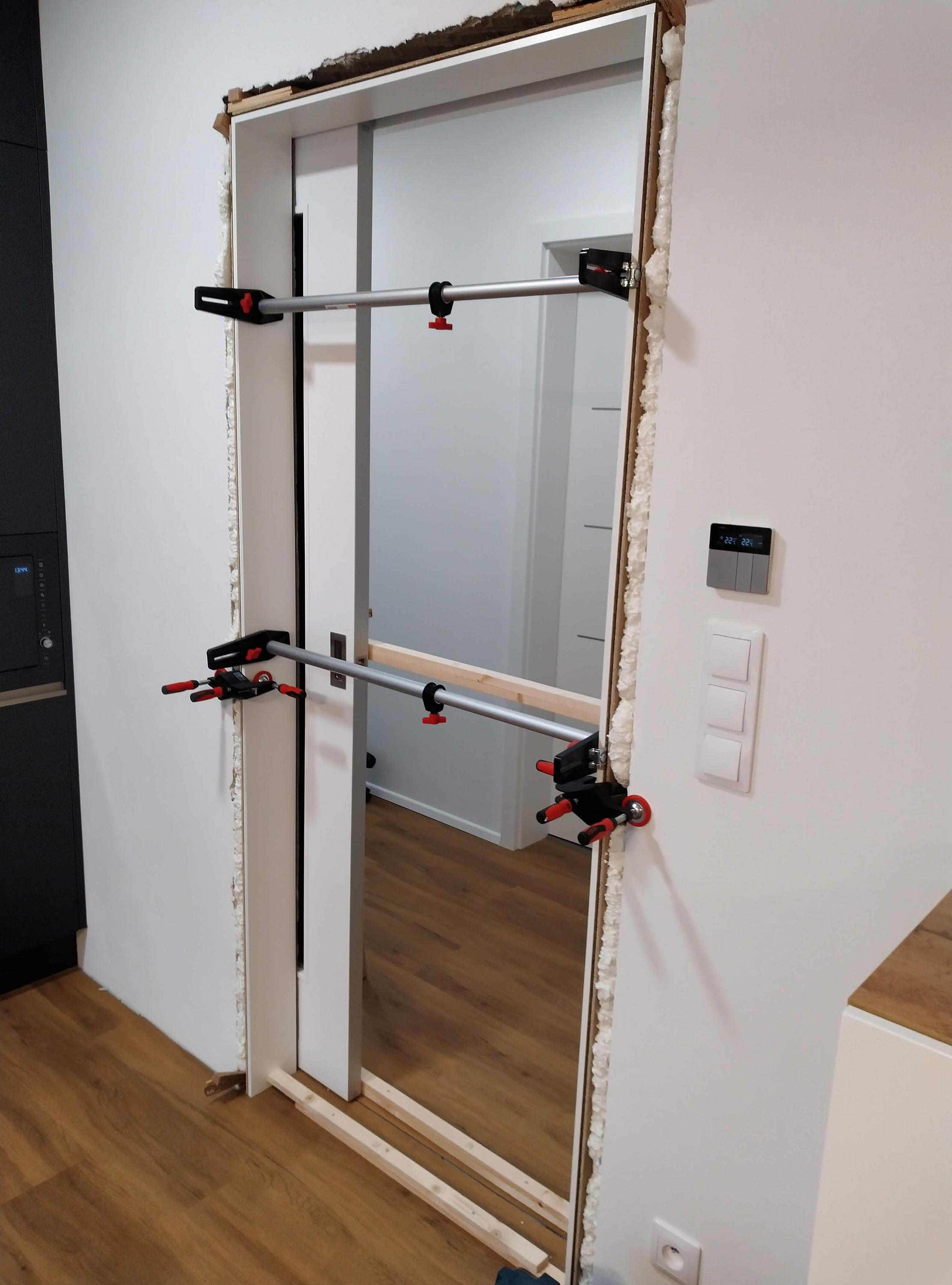 Radek Štolpa - montáž dveří foto 2