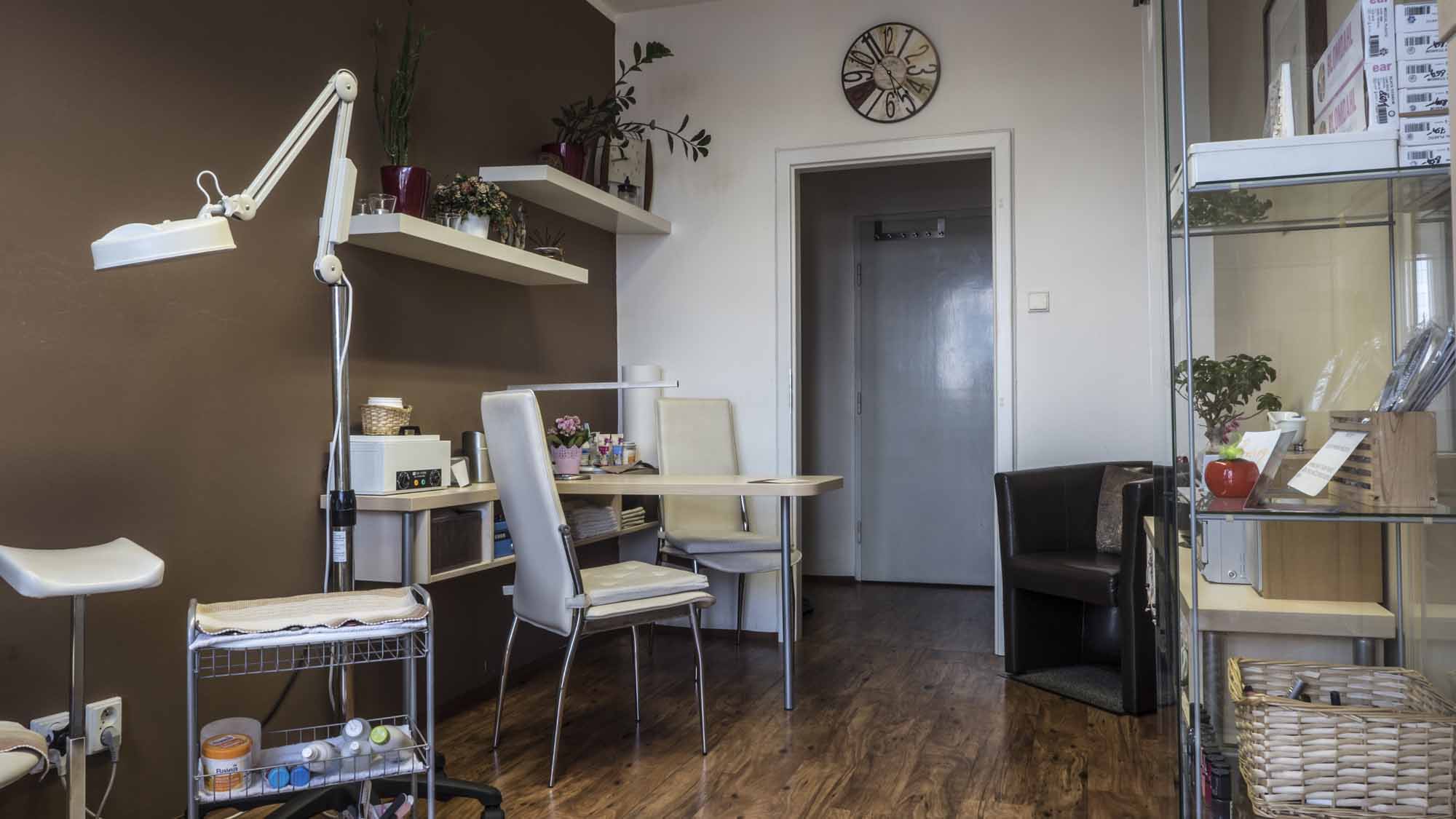 Studio Pedikmanik + Nastřelování náušnic  - I. Matoušková foto 4